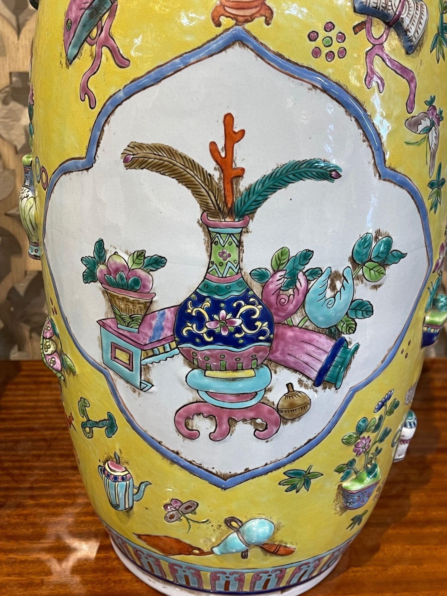Pair of Vintage Chinese Porcelain Vases In Good Condition For Sale In Dallas, TX