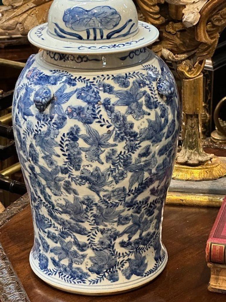 Pair of Vintage Chinese Porcelain Vases For Sale 1