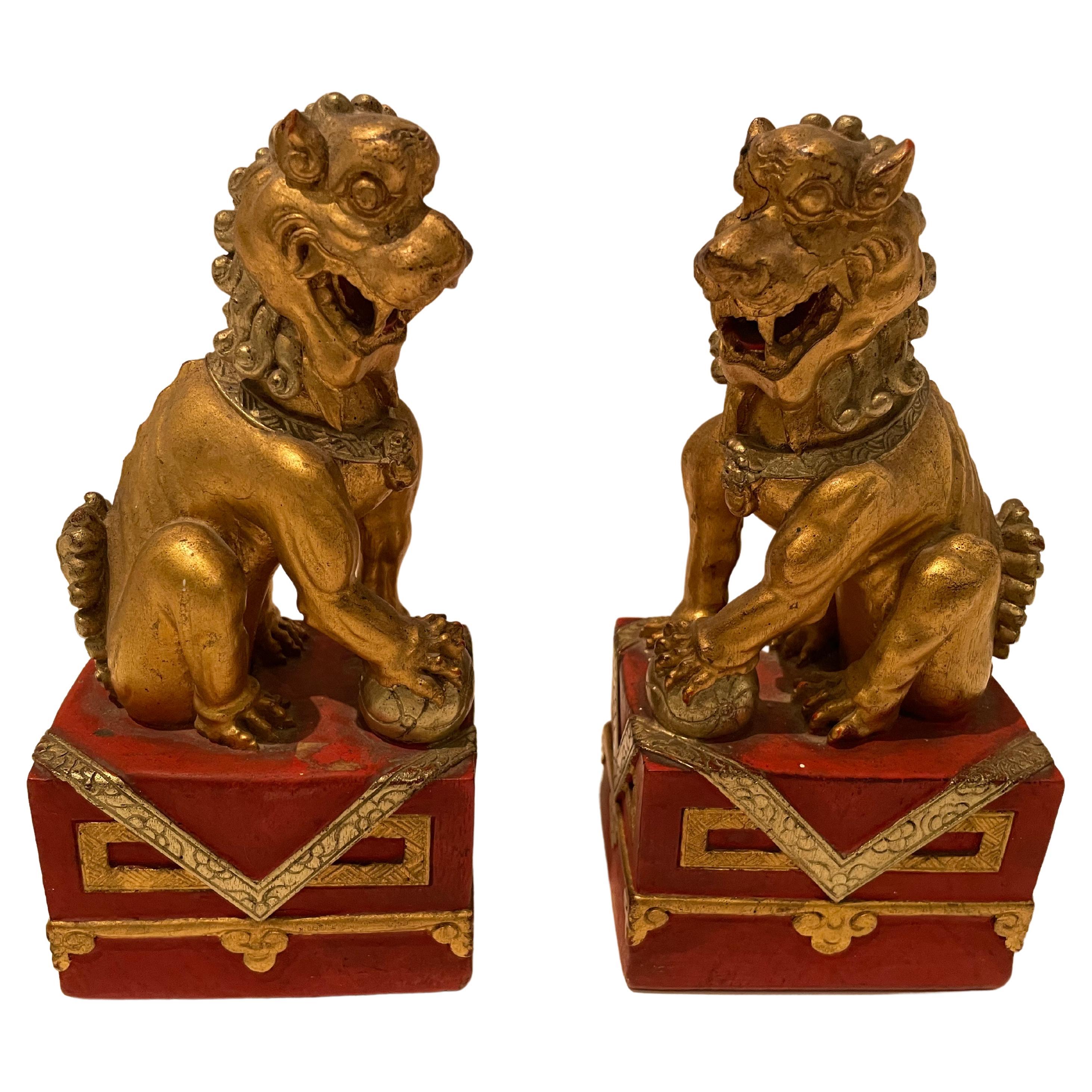 Pareja de leones budistas chinos vintage rojos y dorados en venta