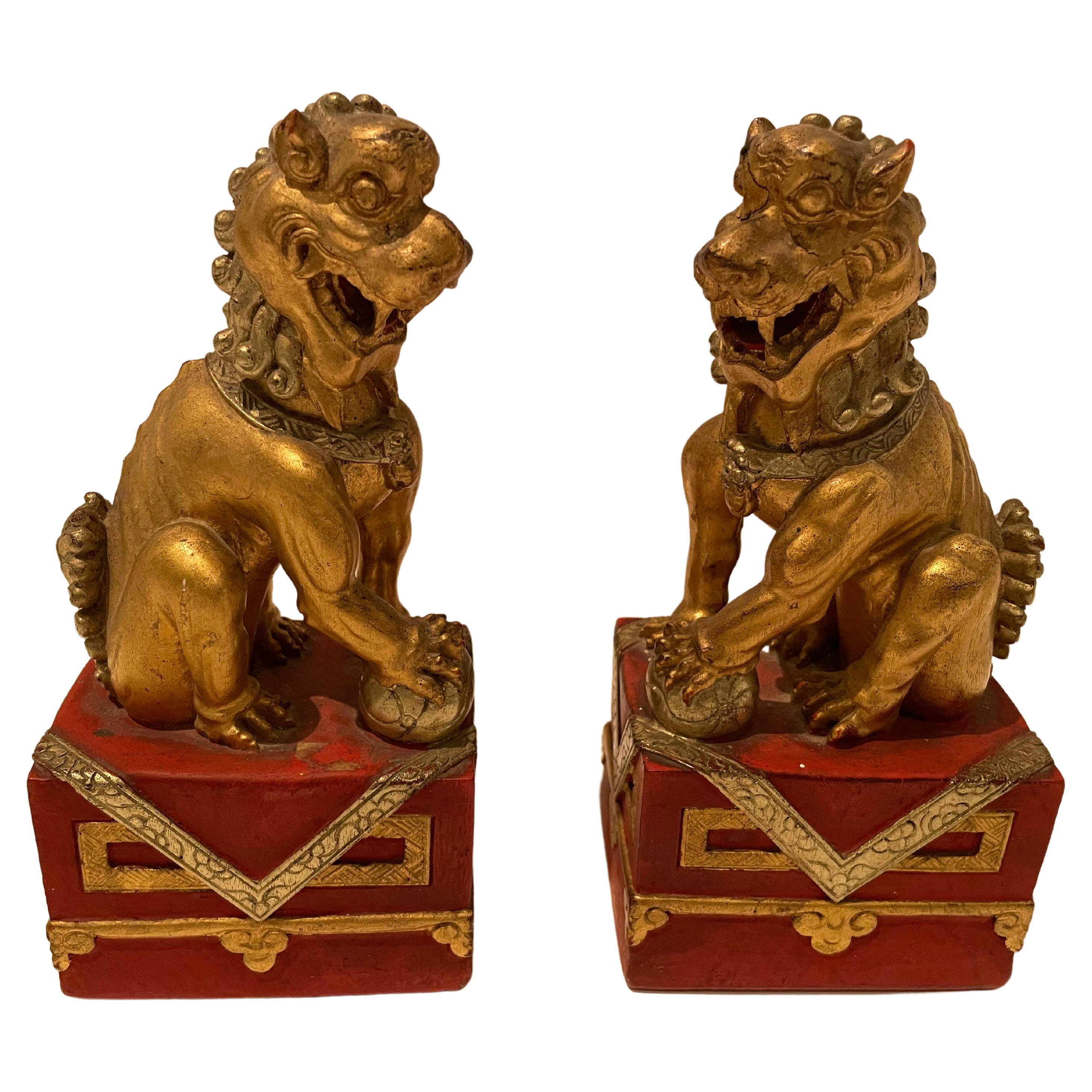 Paire de lions bouddhistes chinois vintage rouges et dorés