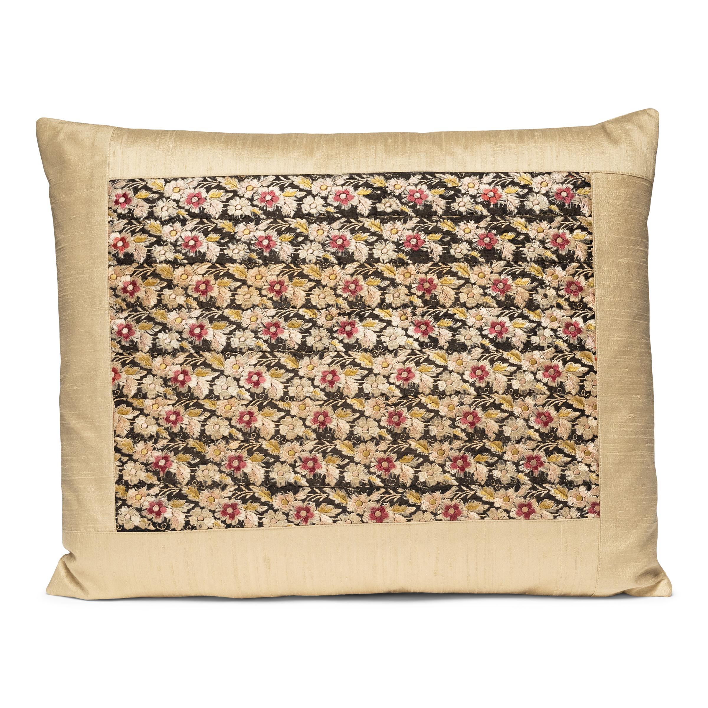 Qing Pair of Vintage Chinese Silk Embroidery Pillows For Sale