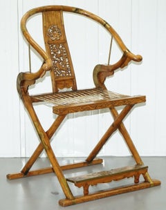Paire de vieilles chaises pliantes chinoises en bois massif avec fer à cheval et accessoires en laiton