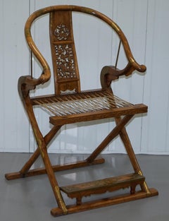 Paire de vieilles chaises pliantes chinoises en bois massif avec fer à cheval et accessoires en laiton
