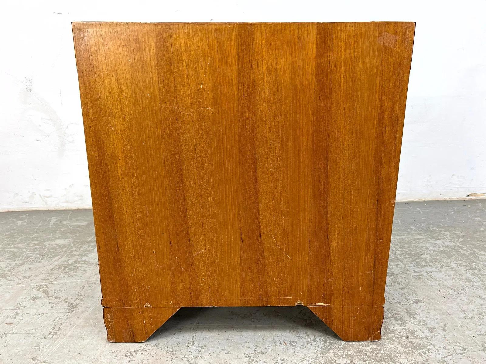 Paire de tables de nuit en ronce de style chinois avec plateau en verre inséré en vente 3