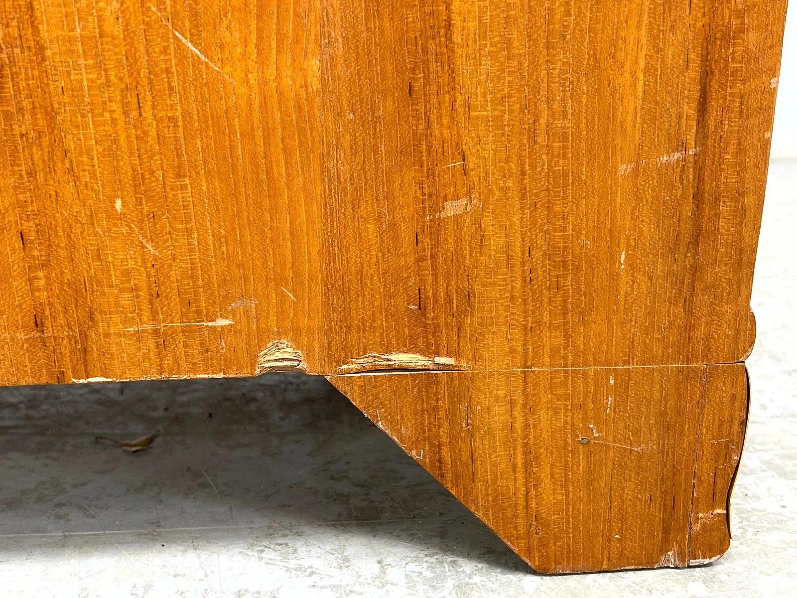 Paire de tables de nuit en ronce de style chinois avec plateau en verre inséré en vente 4