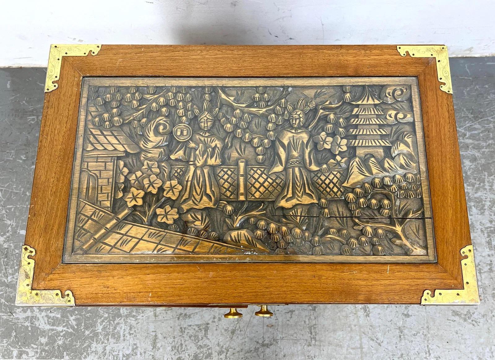 Paire de tables de nuit en ronce de style chinois avec plateau en verre inséré en vente 5