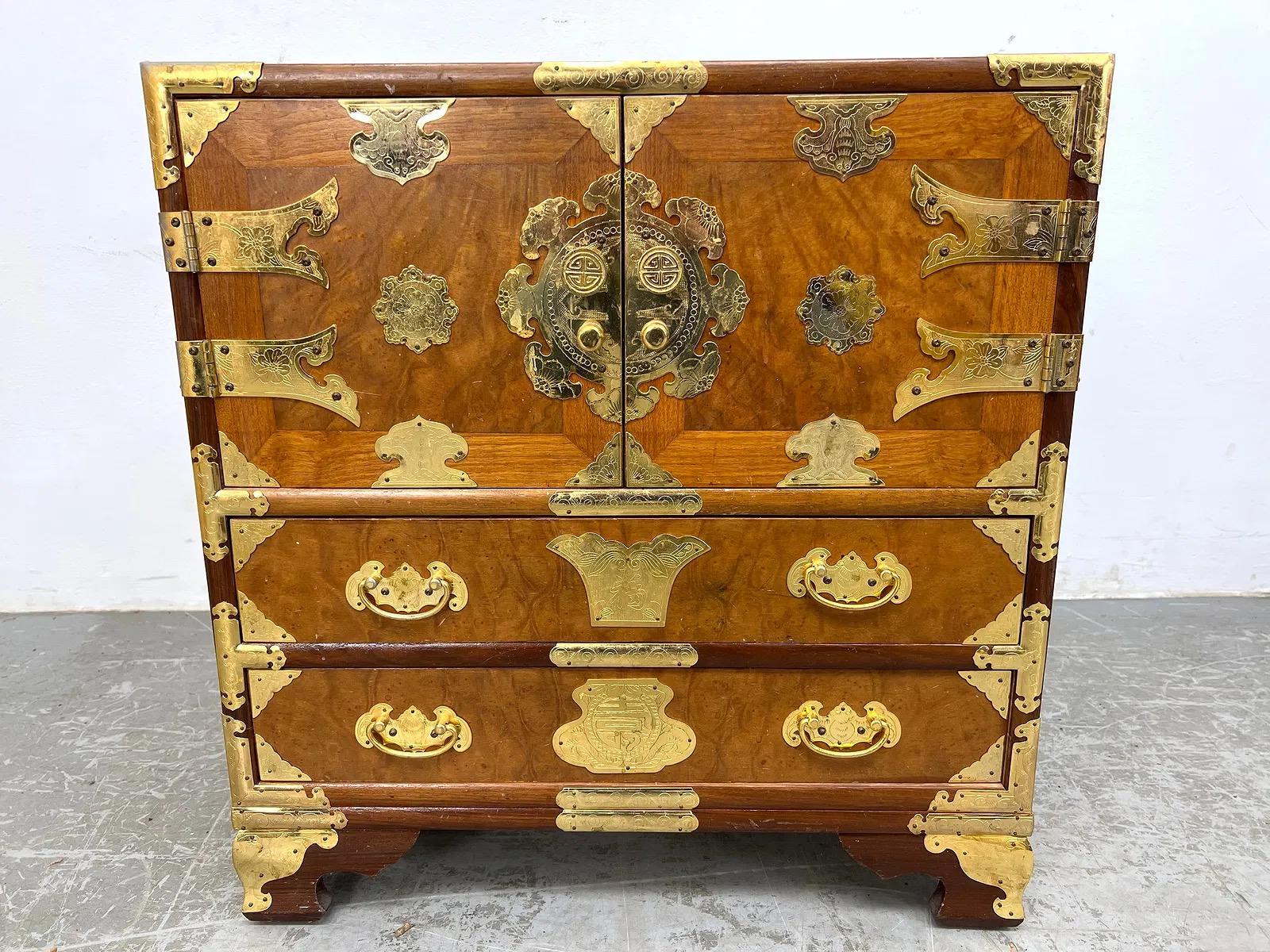 Paire de tables de nuit en ronce de style chinois avec plateau en verre inséré en vente 6