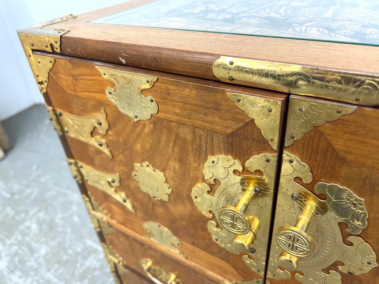 Paire de tables de nuit en ronce de style chinois avec plateau en verre inséré en vente 7