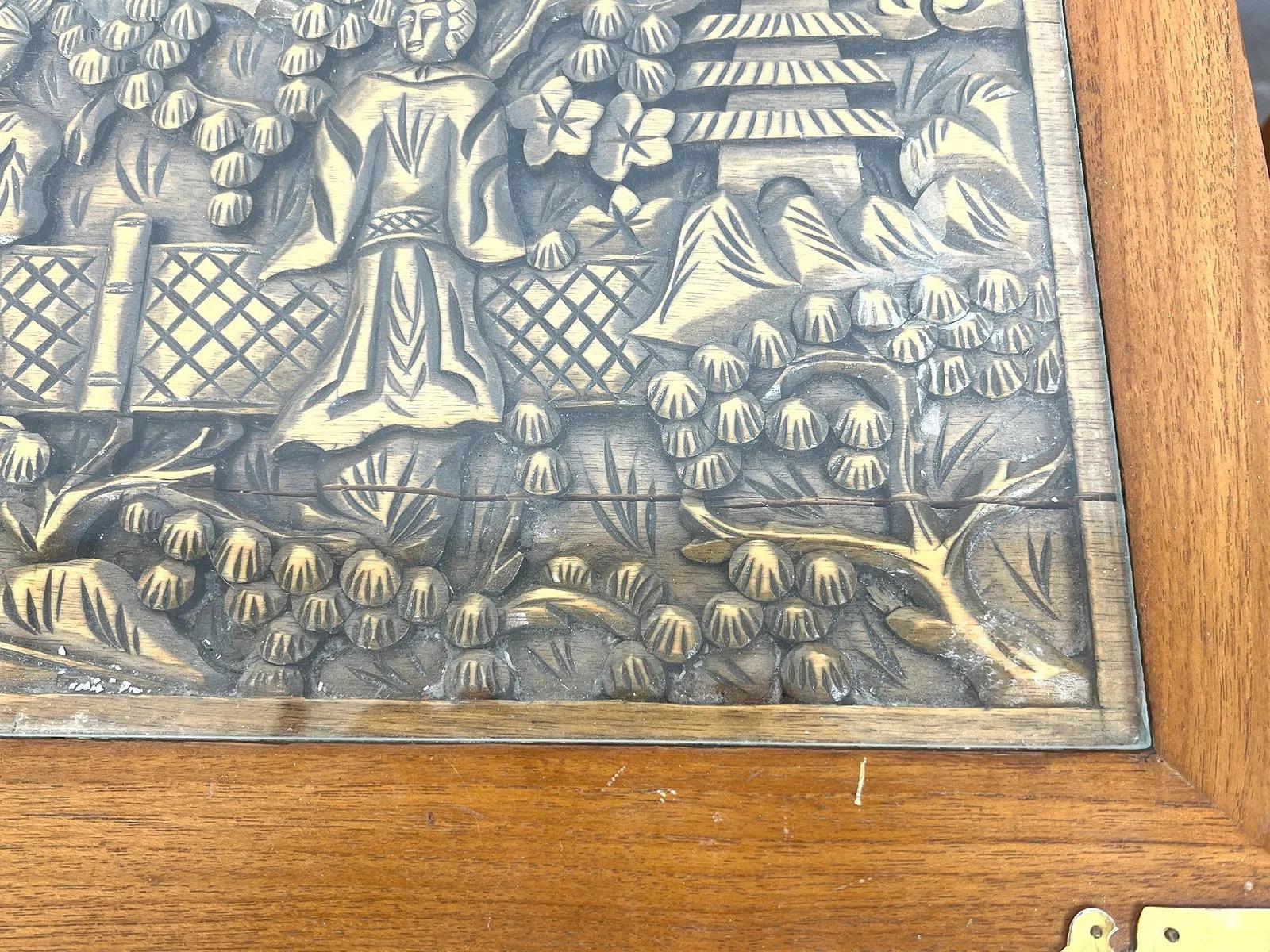 Paire de tables de nuit en ronce de style chinois avec plateau en verre inséré en vente 10