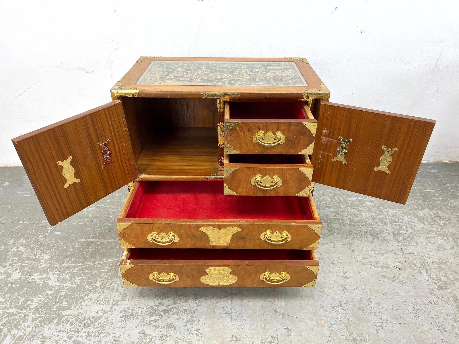 Inconnu Paire de tables de nuit en ronce de style chinois avec plateau en verre inséré en vente