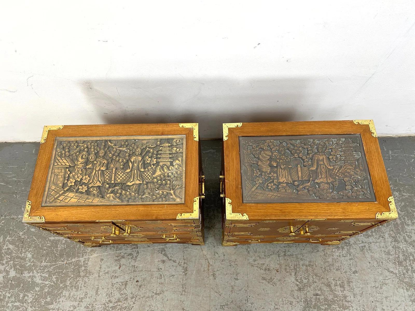 Paire de tables de nuit en ronce de style chinois avec plateau en verre inséré Bon état - En vente à Elkton, MD