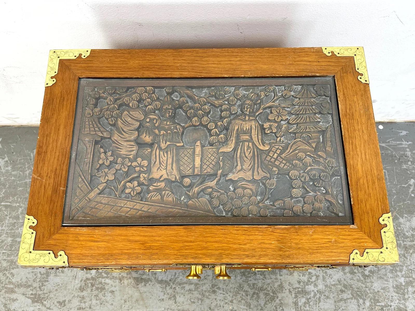 20ième siècle Paire de tables de nuit en ronce de style chinois avec plateau en verre inséré en vente