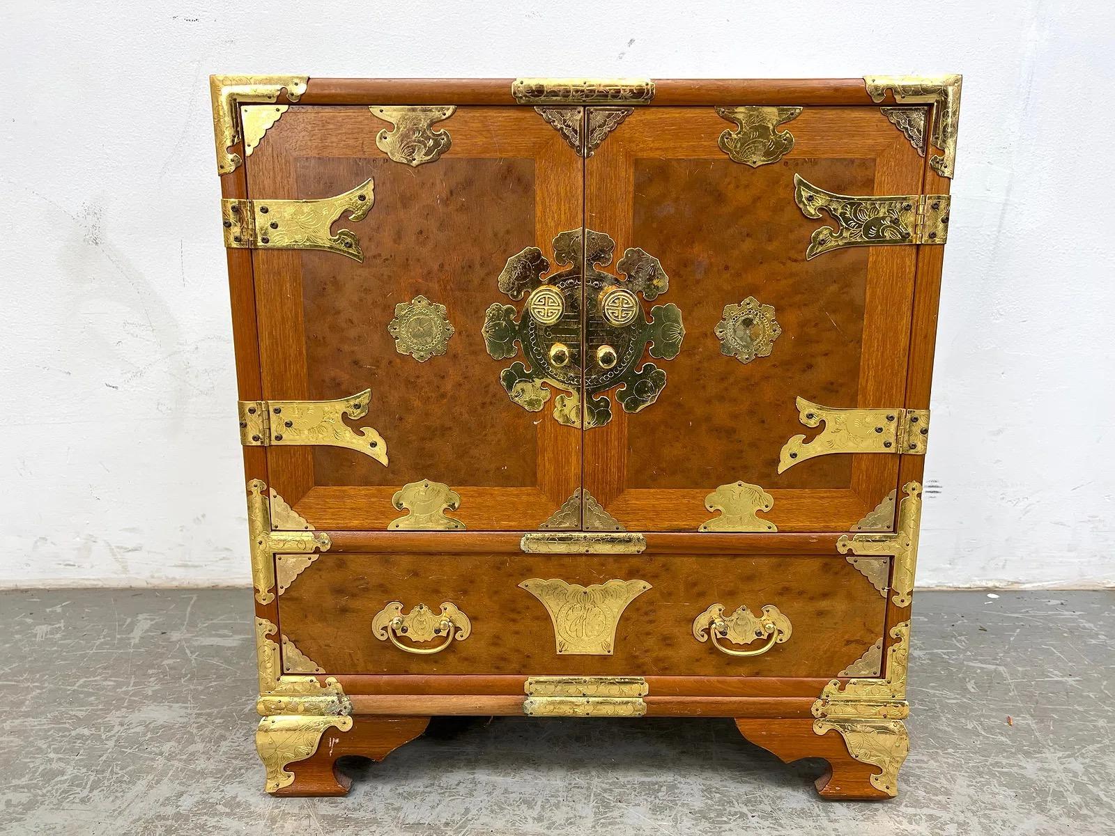 Métal Paire de tables de nuit en ronce de style chinois avec plateau en verre inséré en vente