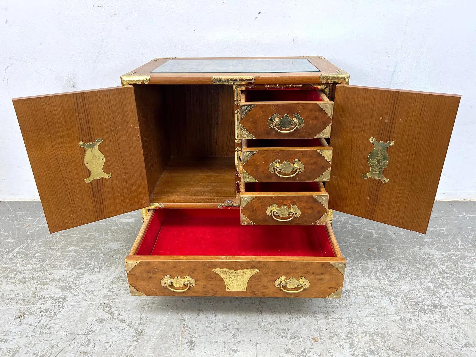 Paire de tables de nuit en ronce de style chinois avec plateau en verre inséré en vente 1