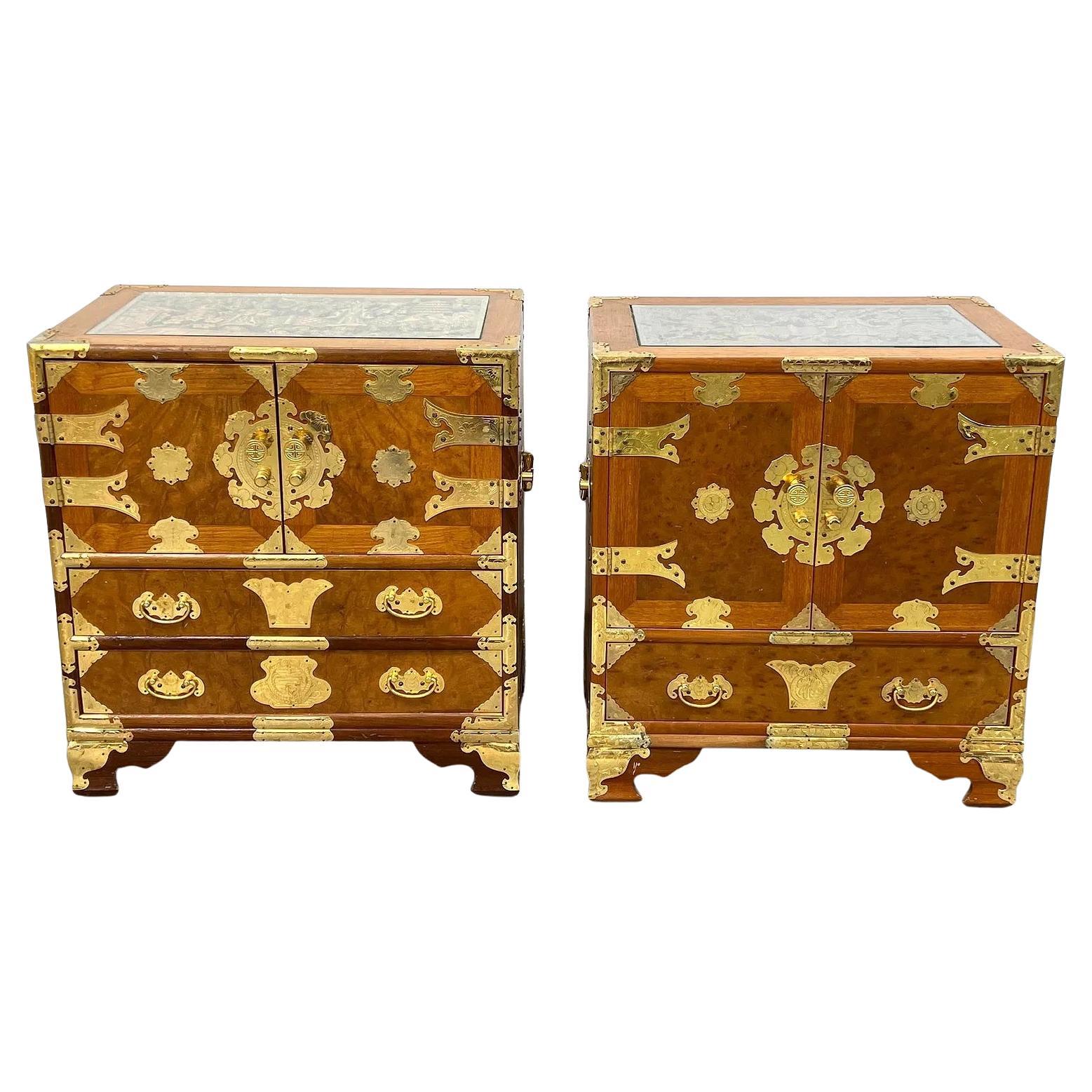 Paire de tables de nuit en ronce de style chinois avec plateau en verre inséré en vente