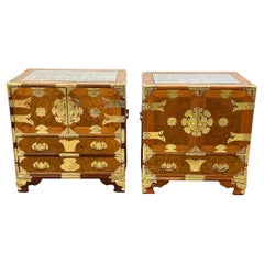 Paire de tables de nuit en ronce de style chinois avec plateau en verre inséré