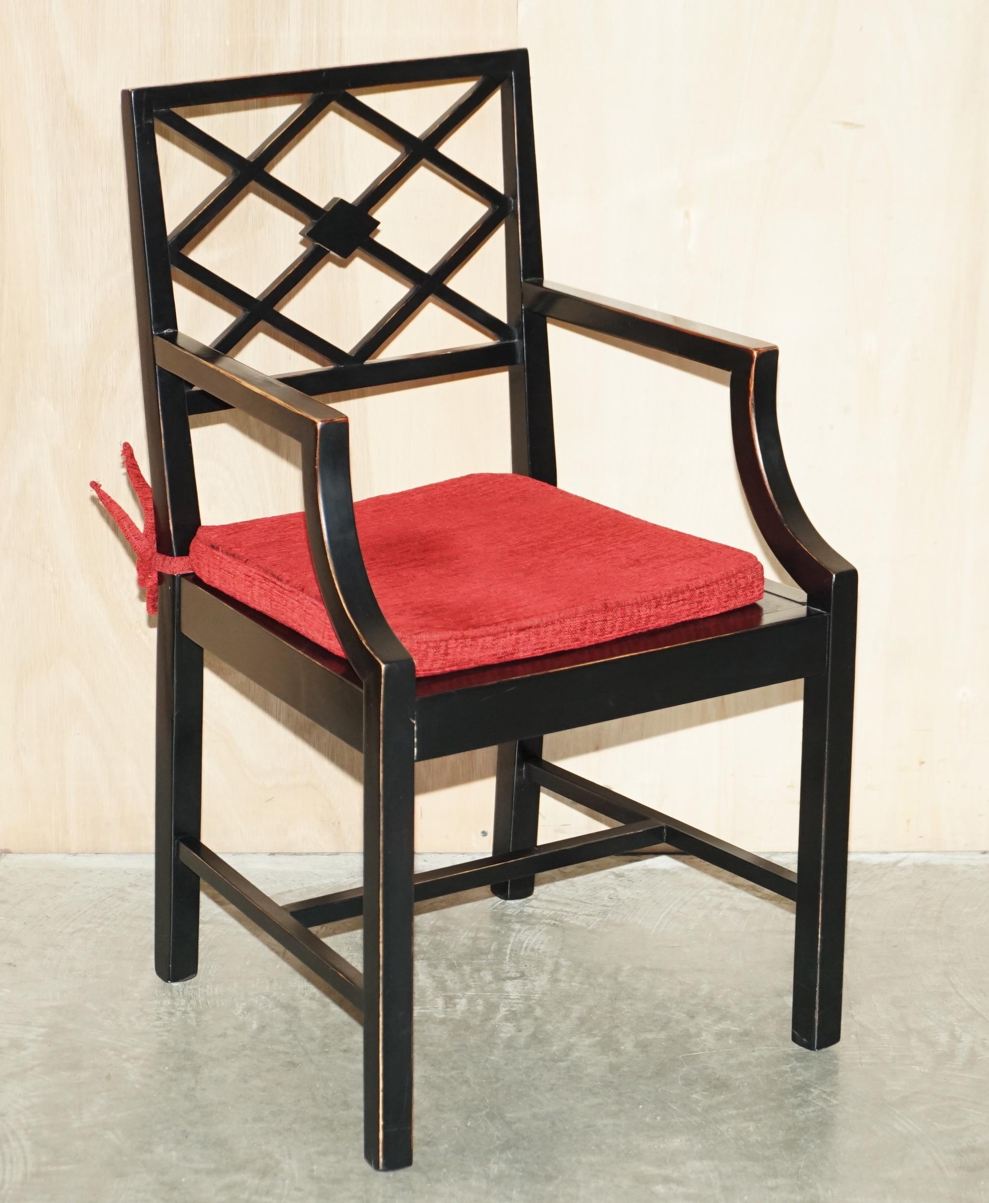 Nous avons le plaisir de proposer à la vente cette belle paire de chaises d'appoint en ébène de style Thomas Chippendale.

Une paire très belle et bien faite, basée sur les originaux de Chippendale qui se vendraient environ £100,000 pour une