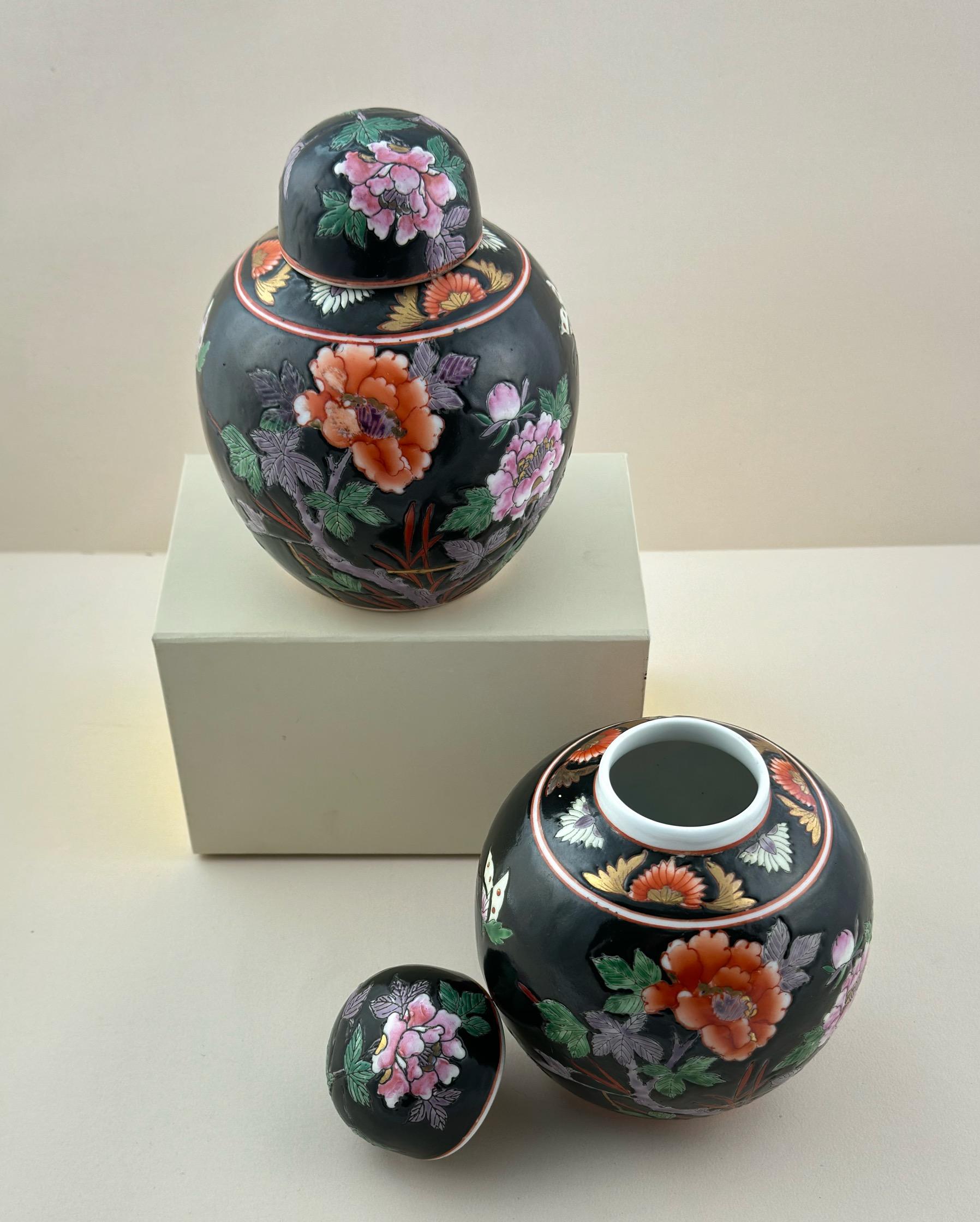 Paar chinesische Ingwergefäße im Famille Noire-Stil, Pfingstrosendesign, ca. 1960er Jahre (Qing-Dynastie) im Angebot