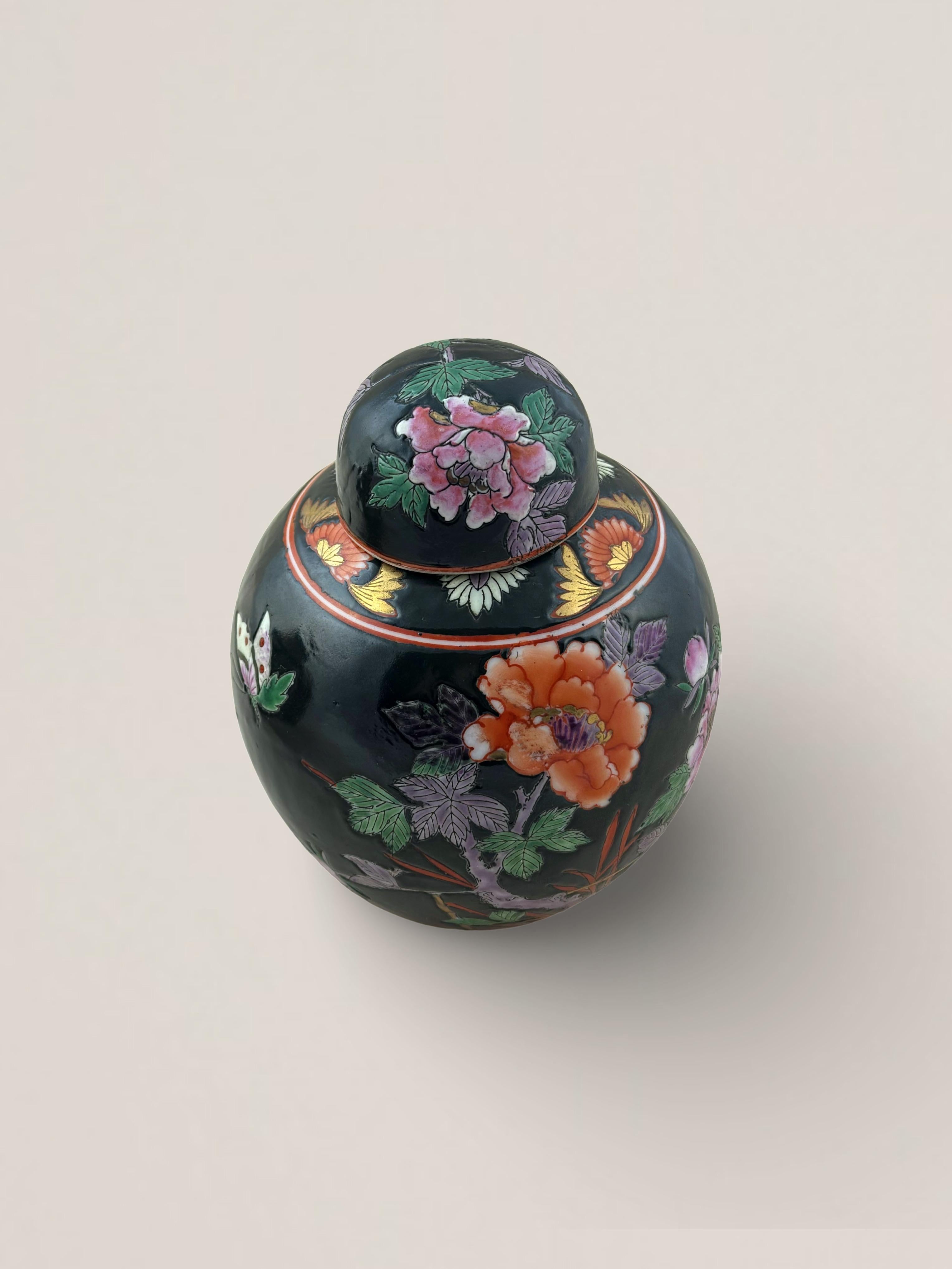 Paar chinesische Ingwergefäße im Famille Noire-Stil, Pfingstrosendesign, ca. 1960er Jahre (Emailliert) im Angebot