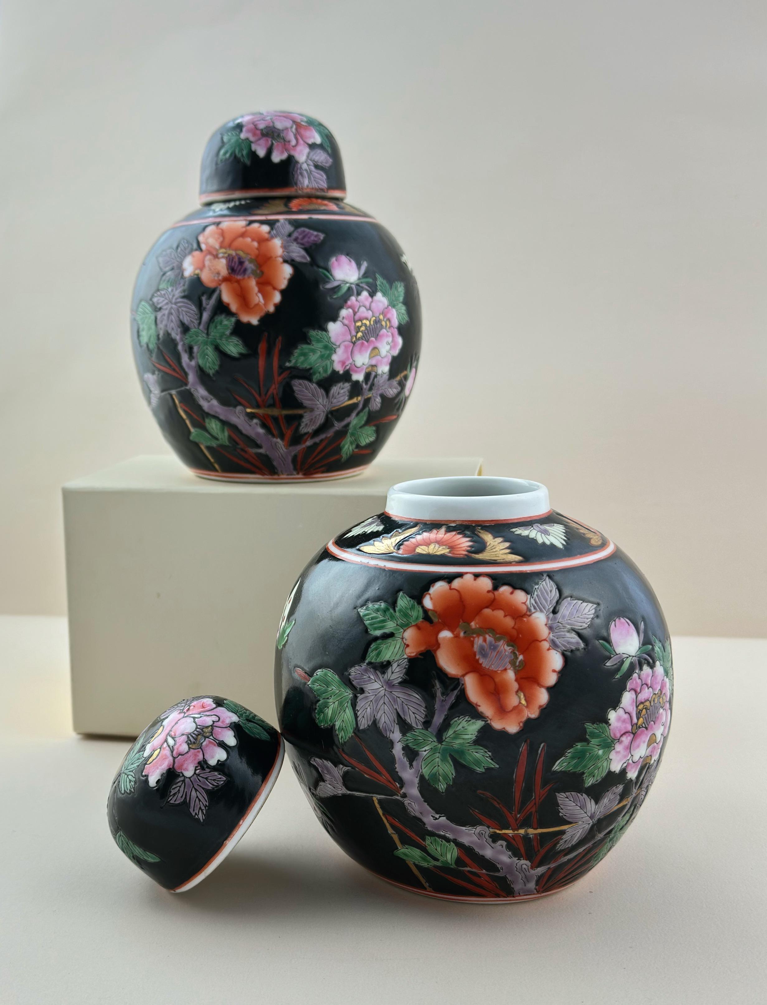Paar chinesische Ingwergefäße im Famille Noire-Stil, Pfingstrosendesign, ca. 1960er Jahre im Zustand „Gut“ im Angebot in Glasgow, GB