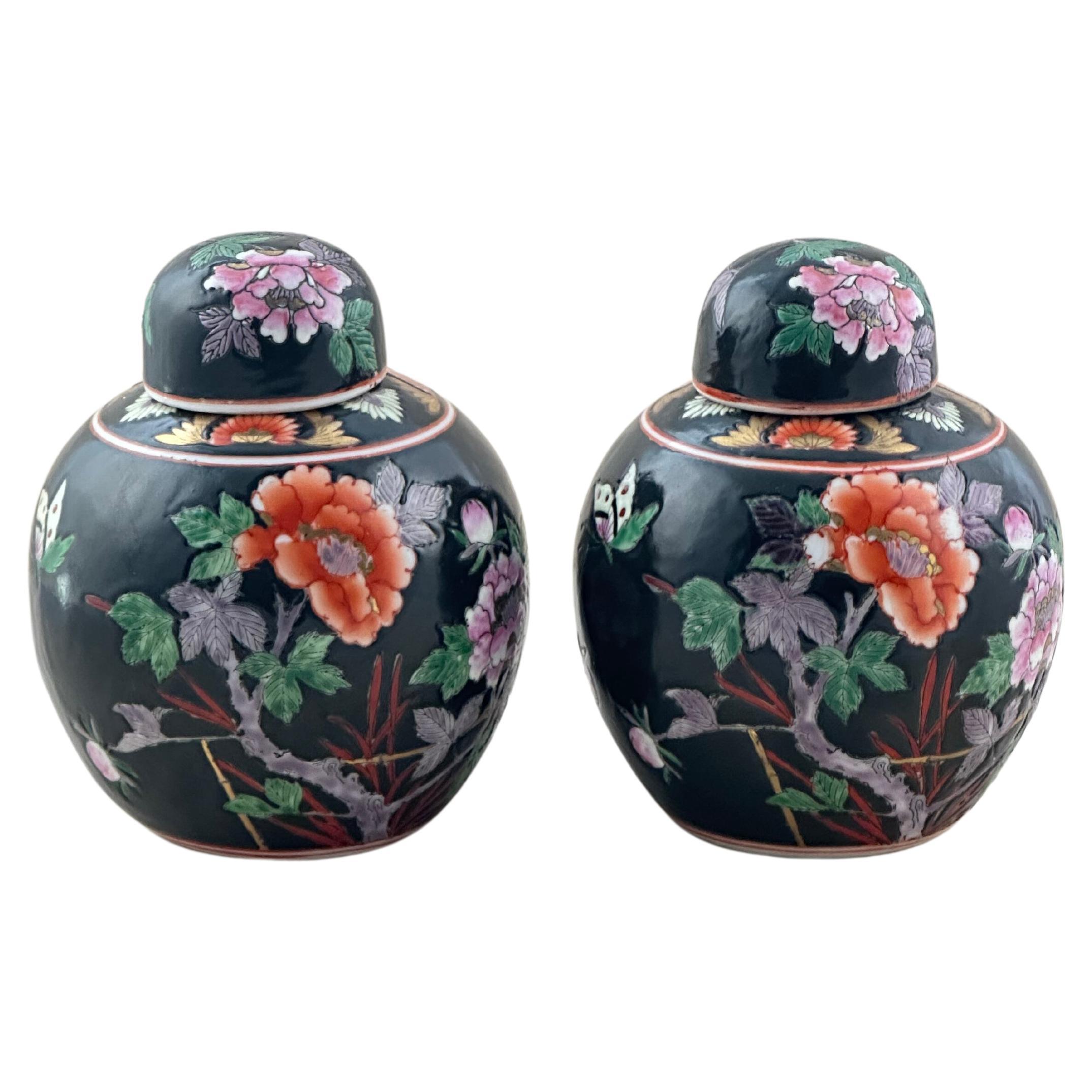 Paar chinesische Ingwergefäße im Famille Noire-Stil, Pfingstrosendesign, ca. 1960er Jahre im Angebot