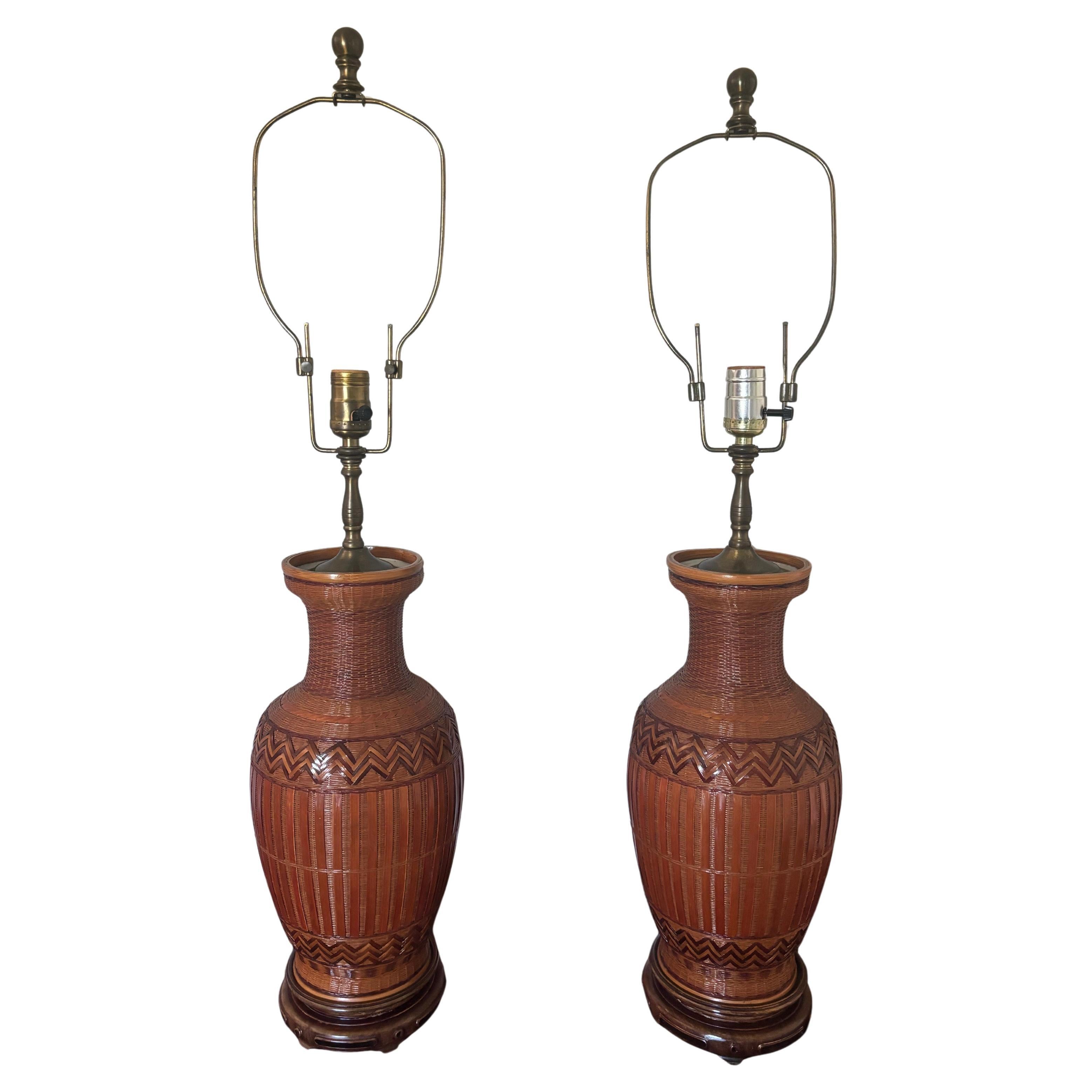 Paire de lampes de bureau chinoises vintage en porcelaine recouvertes de osier