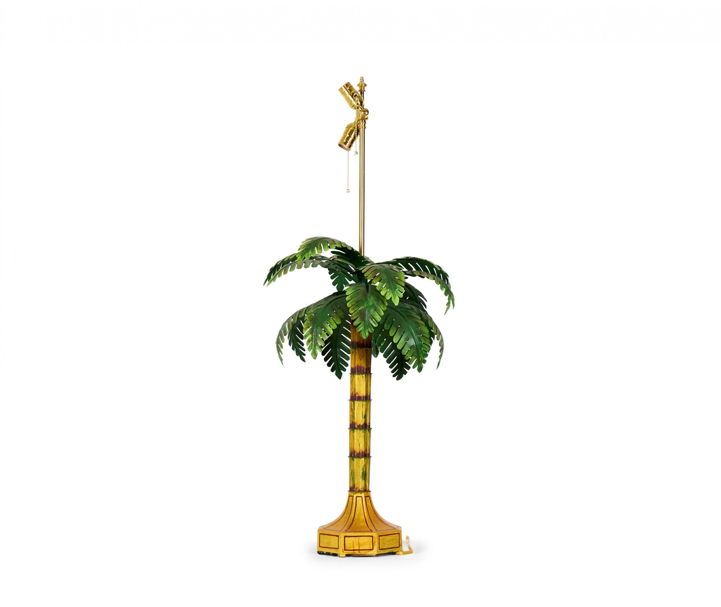 Paire de lampes de table vintage chinoises en forme de palmiers, peintes en jaune et vert, reposant sur des bases octogonales et montées avec des ferrures en laiton. (PRIX PAR Paire)

Livré sans abat-jour.