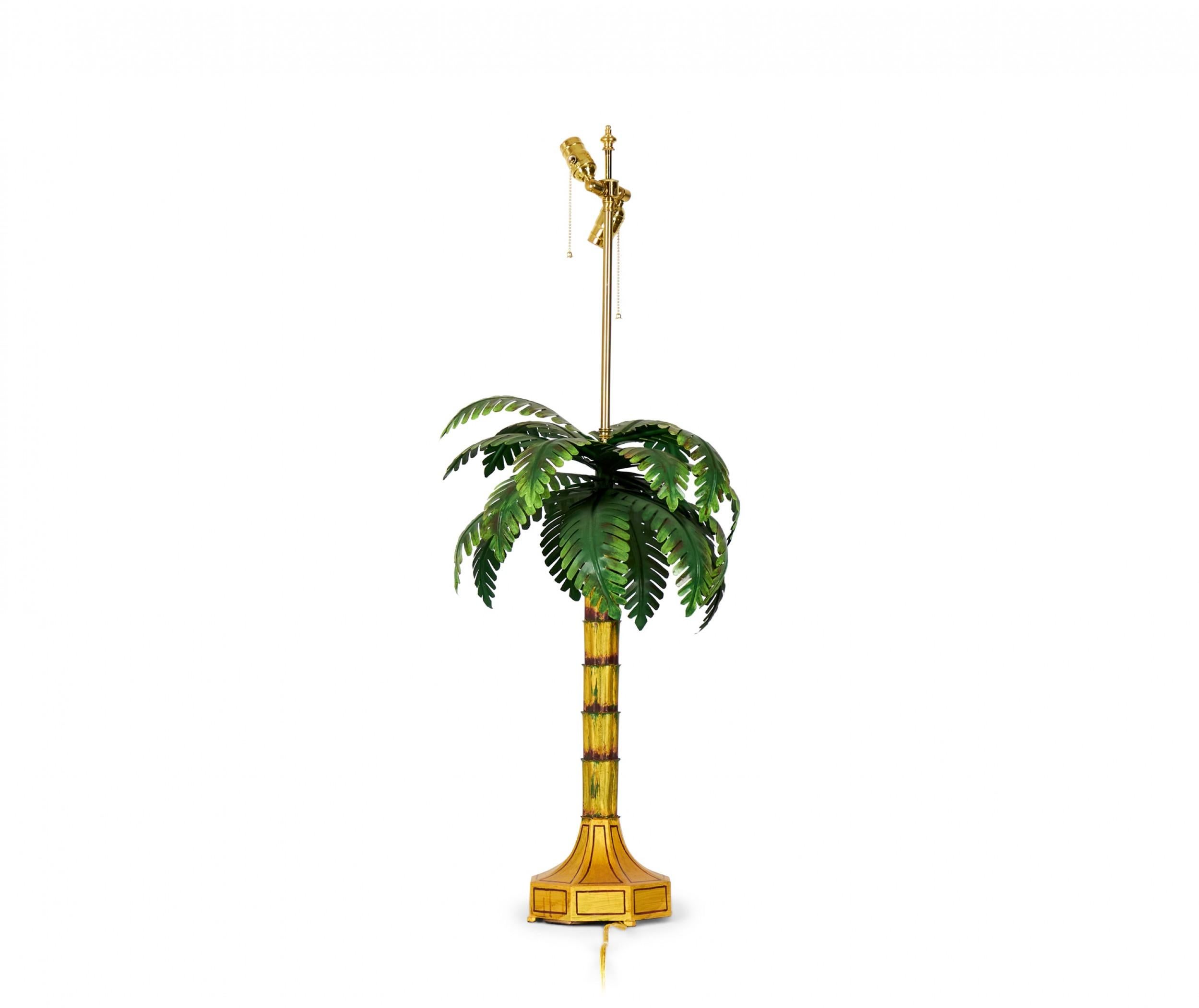 Paire de lampes de bureau chinoises vintage en tôle jaune et verte en forme de palmier Bon état - En vente à Queens, NY