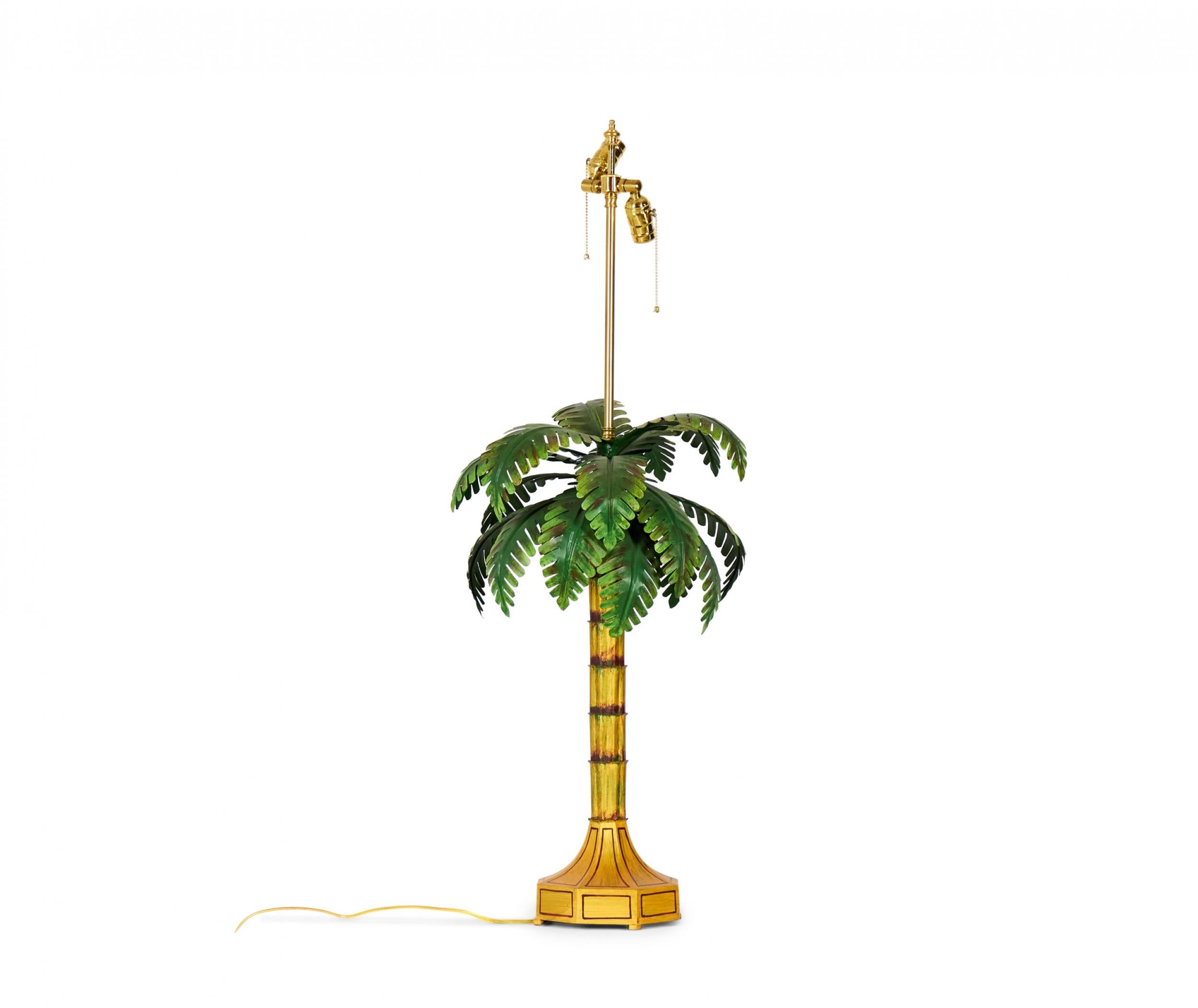 Laiton Paire de lampes de bureau chinoises vintage en tôle jaune et verte en forme de palmier en vente
