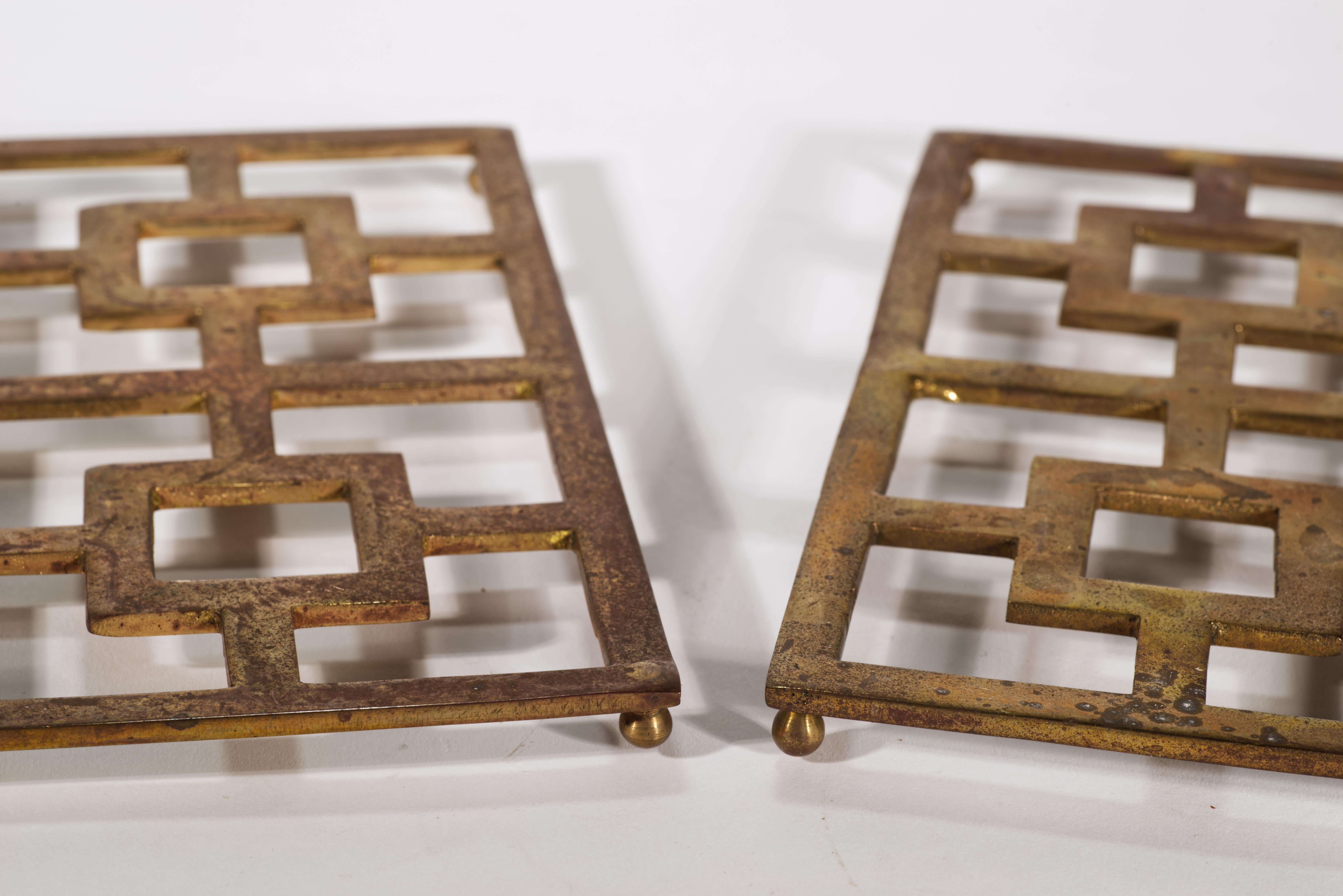Paar Vintage Chinoiserie Untersetzer aus Messing Neiman Marcus (Gegossen) im Angebot