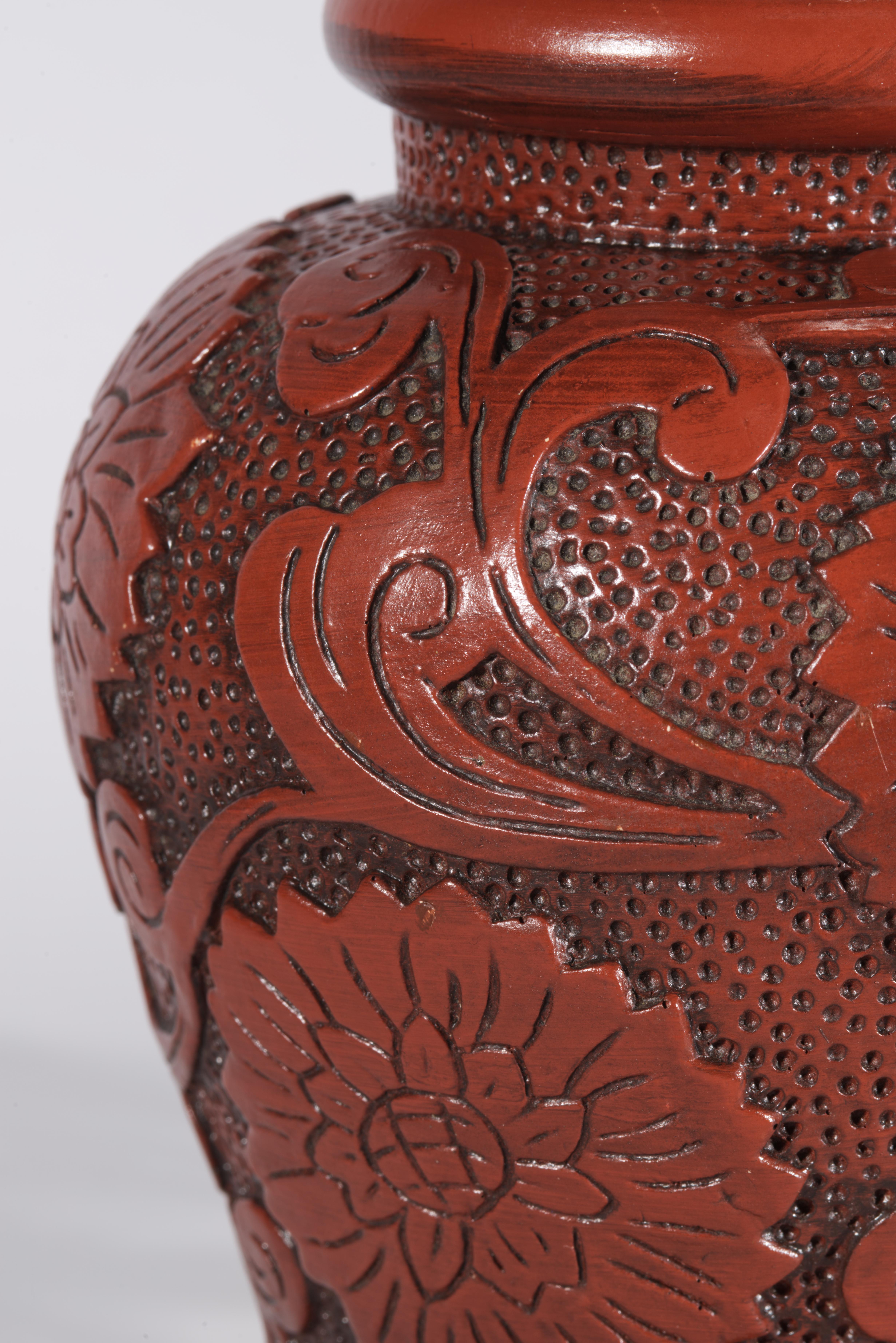 Paire de lampes de table en forme d'urne de style Chinoiserie Cinnabar Vintage en vente 4