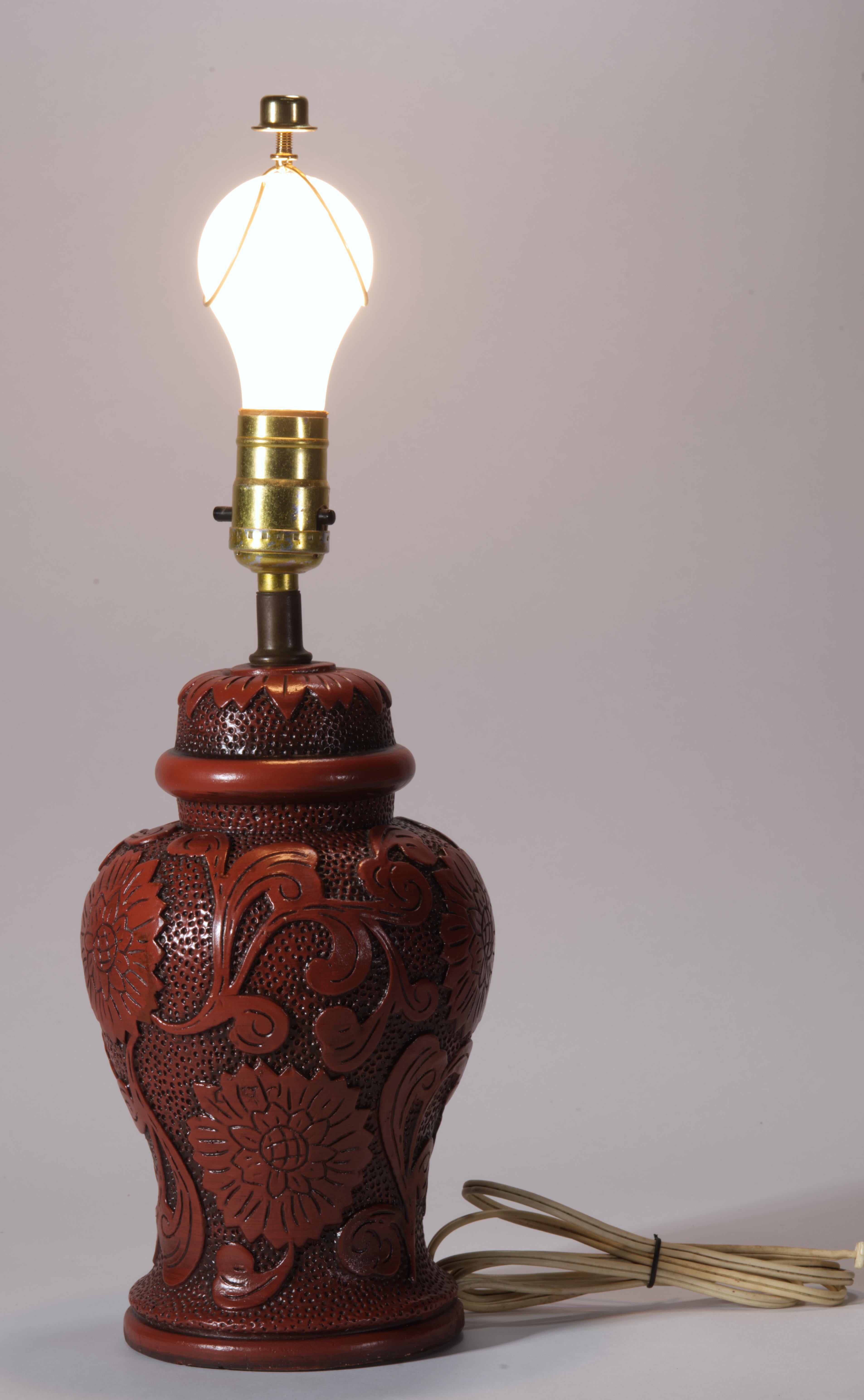 Paire de lampes de table en forme d'urne de style Chinoiserie Cinnabar Vintage en vente 5