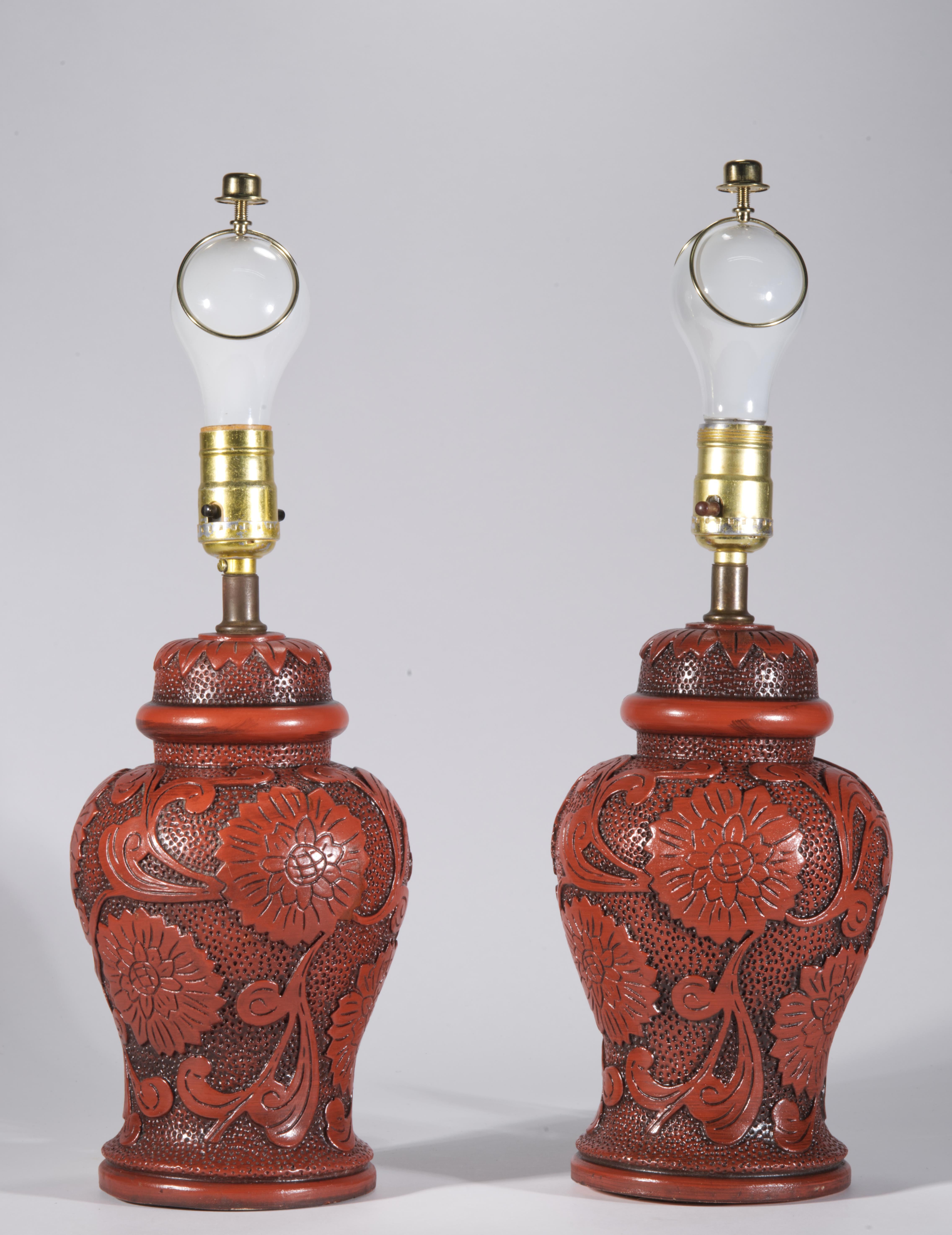 Paire de lampes de table en forme d'urne de style Chinoiserie Cinnabar Vintage en vente 7