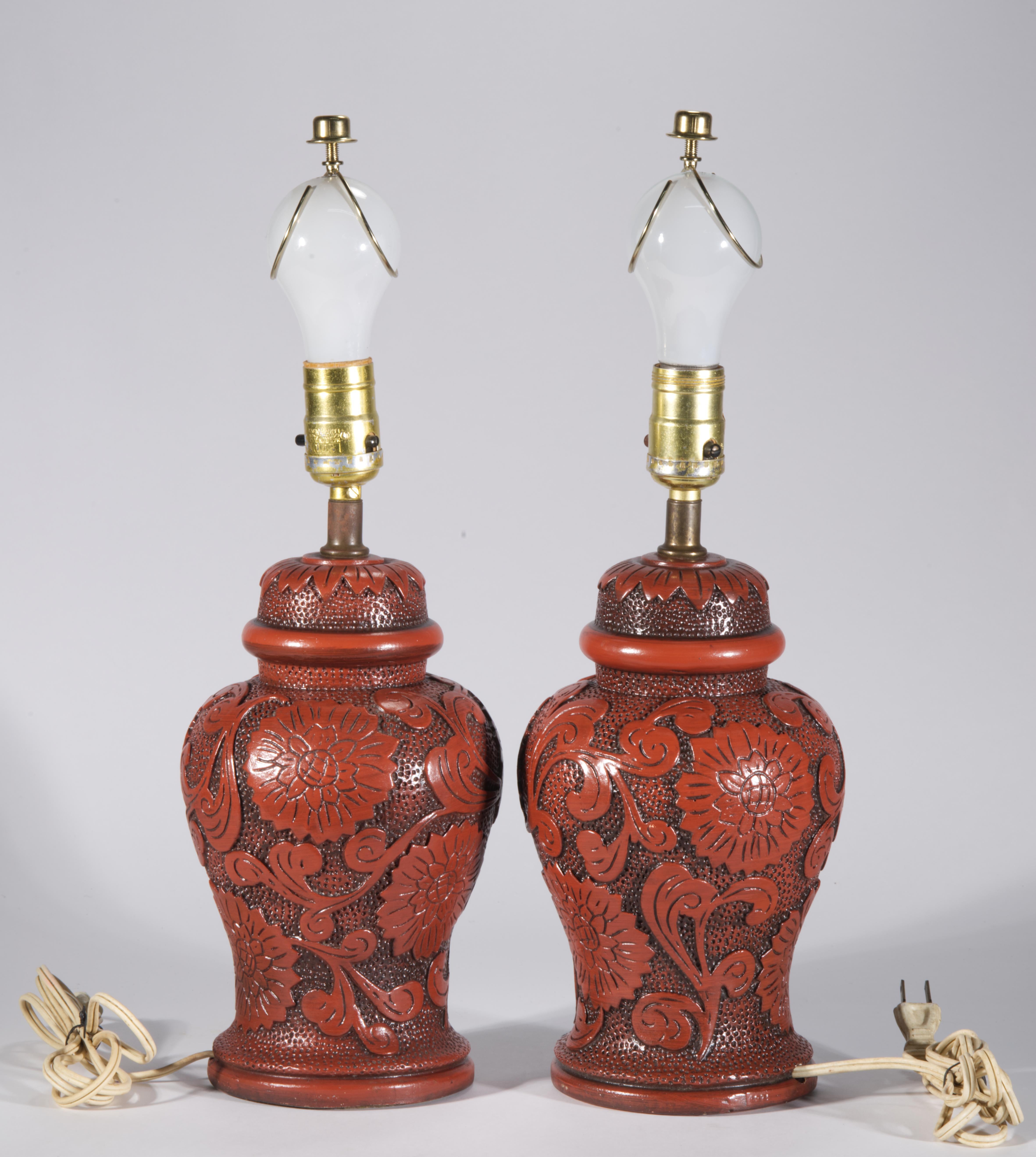 Peint à la main Paire de lampes de table en forme d'urne de style Chinoiserie Cinnabar Vintage en vente