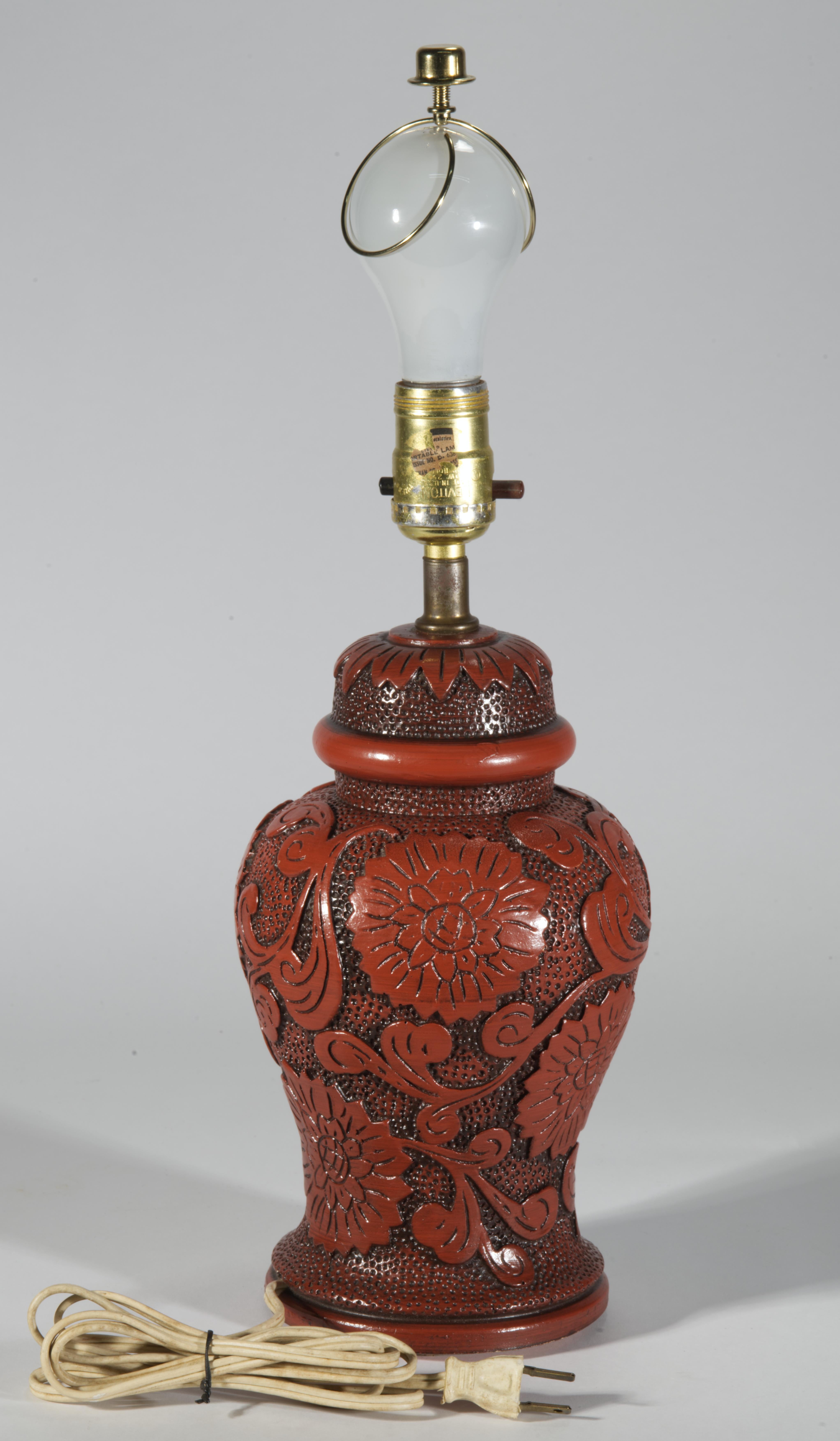 Paire de lampes de table en forme d'urne de style Chinoiserie Cinnabar Vintage Bon état - En vente à Clifton Springs, NY
