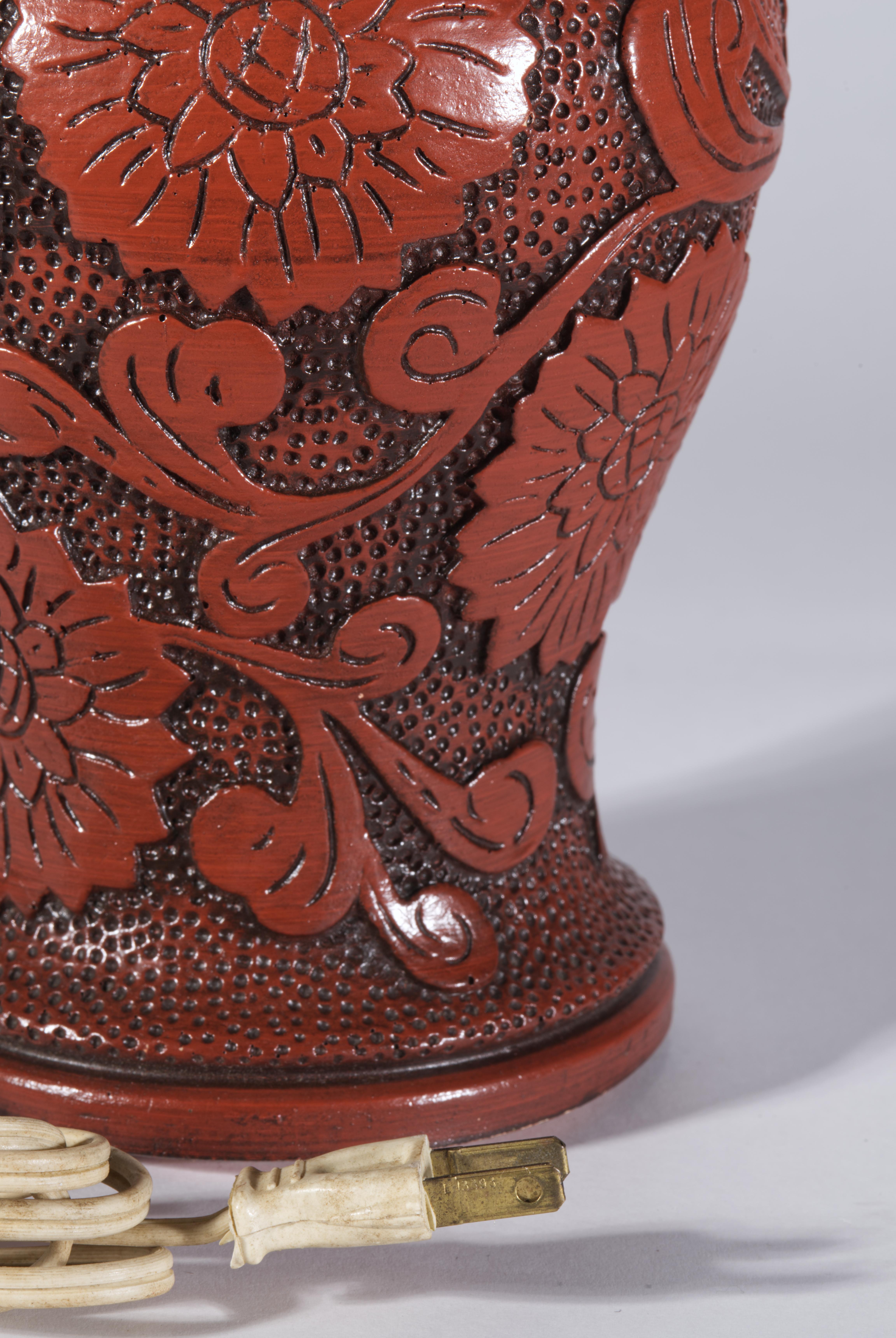 Plâtre Paire de lampes de table en forme d'urne de style Chinoiserie Cinnabar Vintage en vente