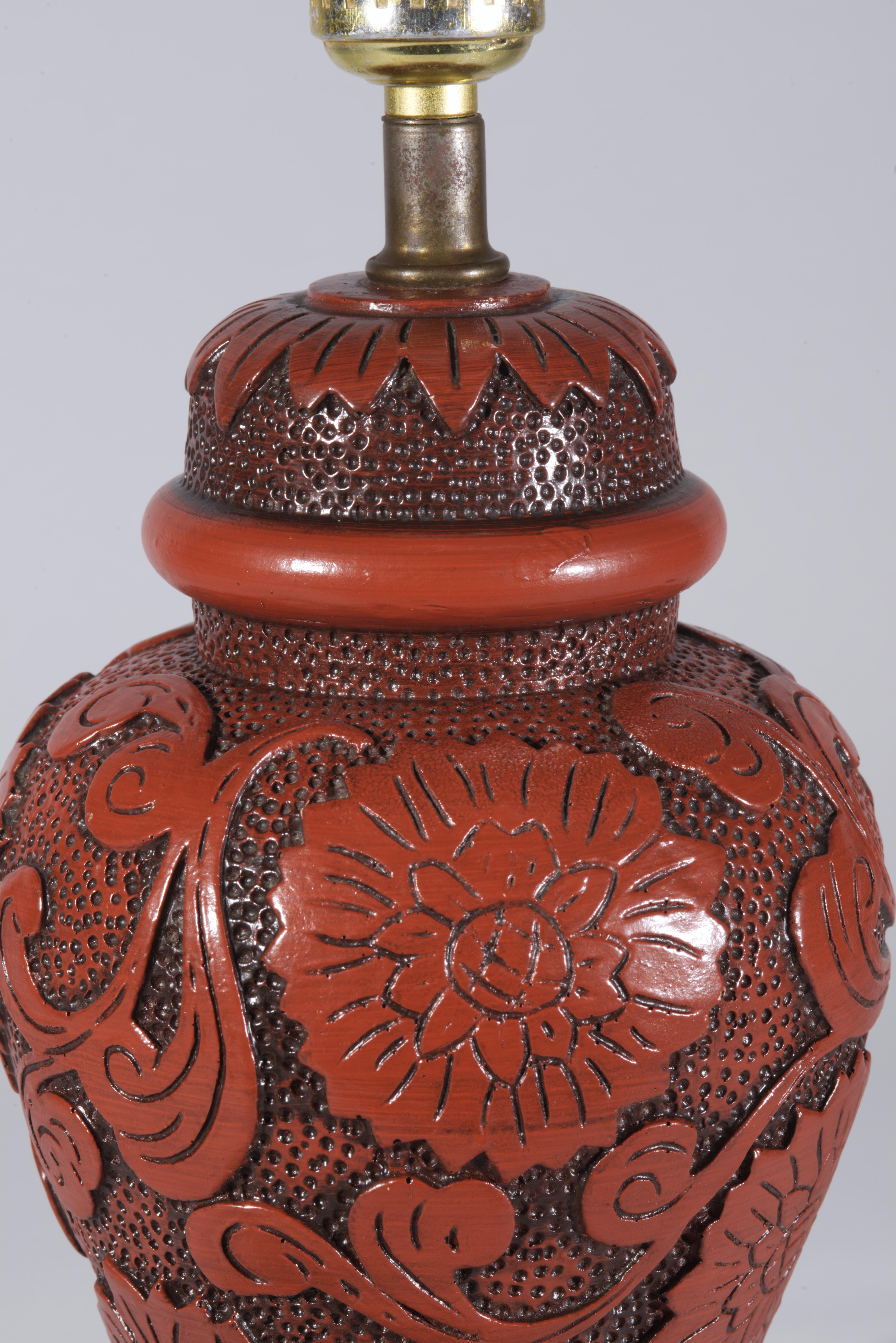 Paire de lampes de table en forme d'urne de style Chinoiserie Cinnabar Vintage en vente 1