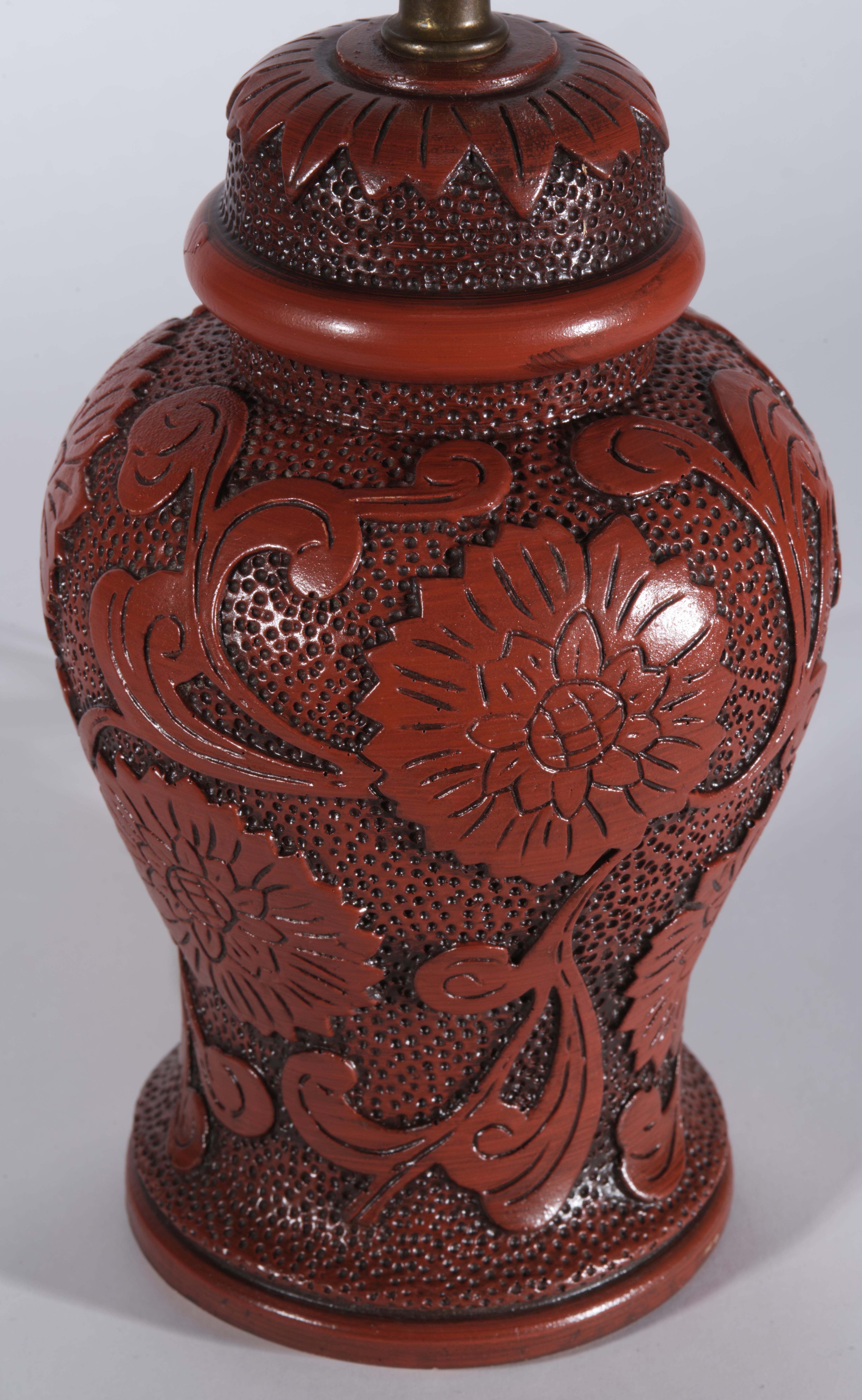 Paire de lampes de table en forme d'urne de style Chinoiserie Cinnabar Vintage en vente 2