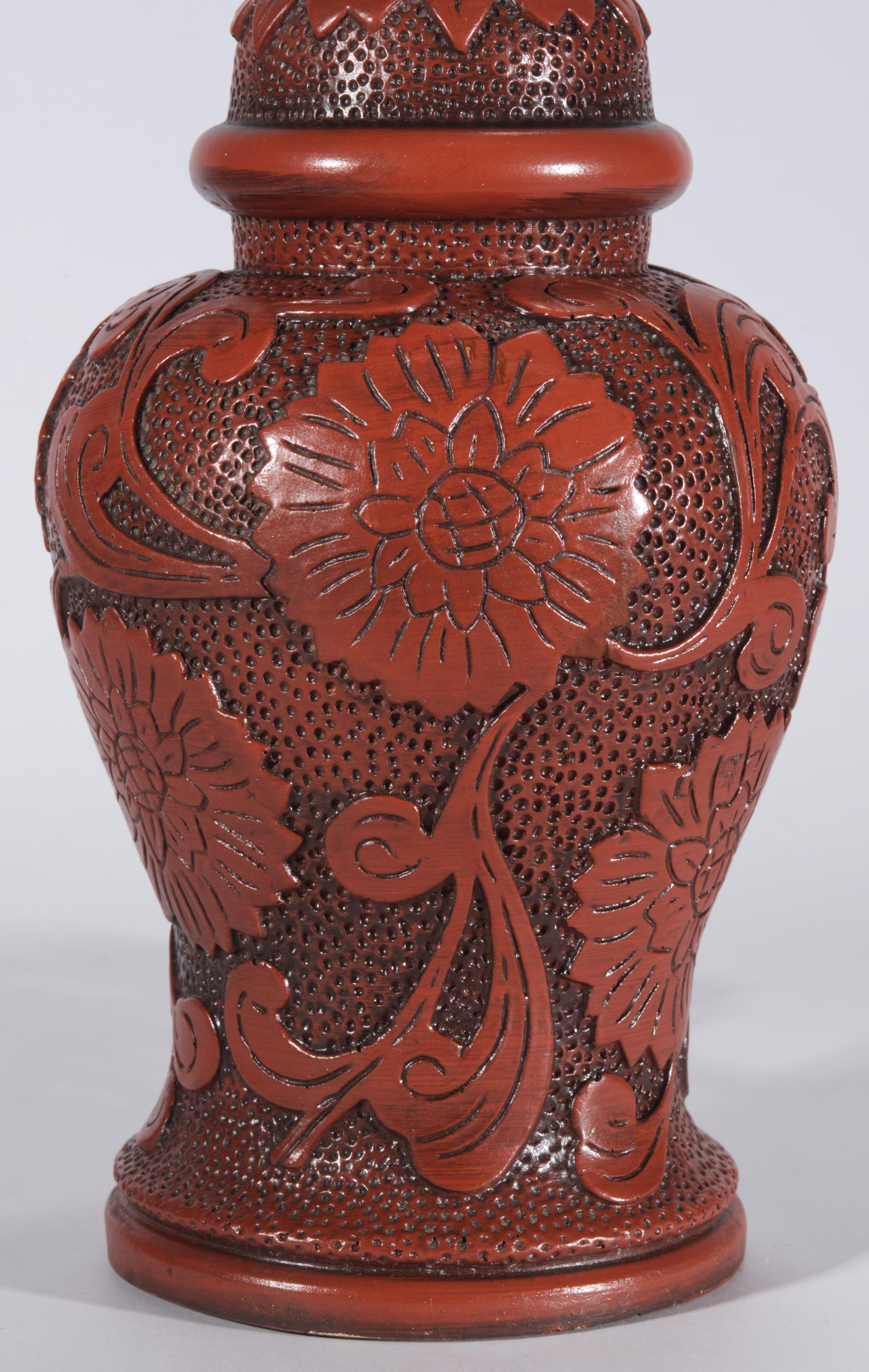 Paire de lampes de table en forme d'urne de style Chinoiserie Cinnabar Vintage en vente 3