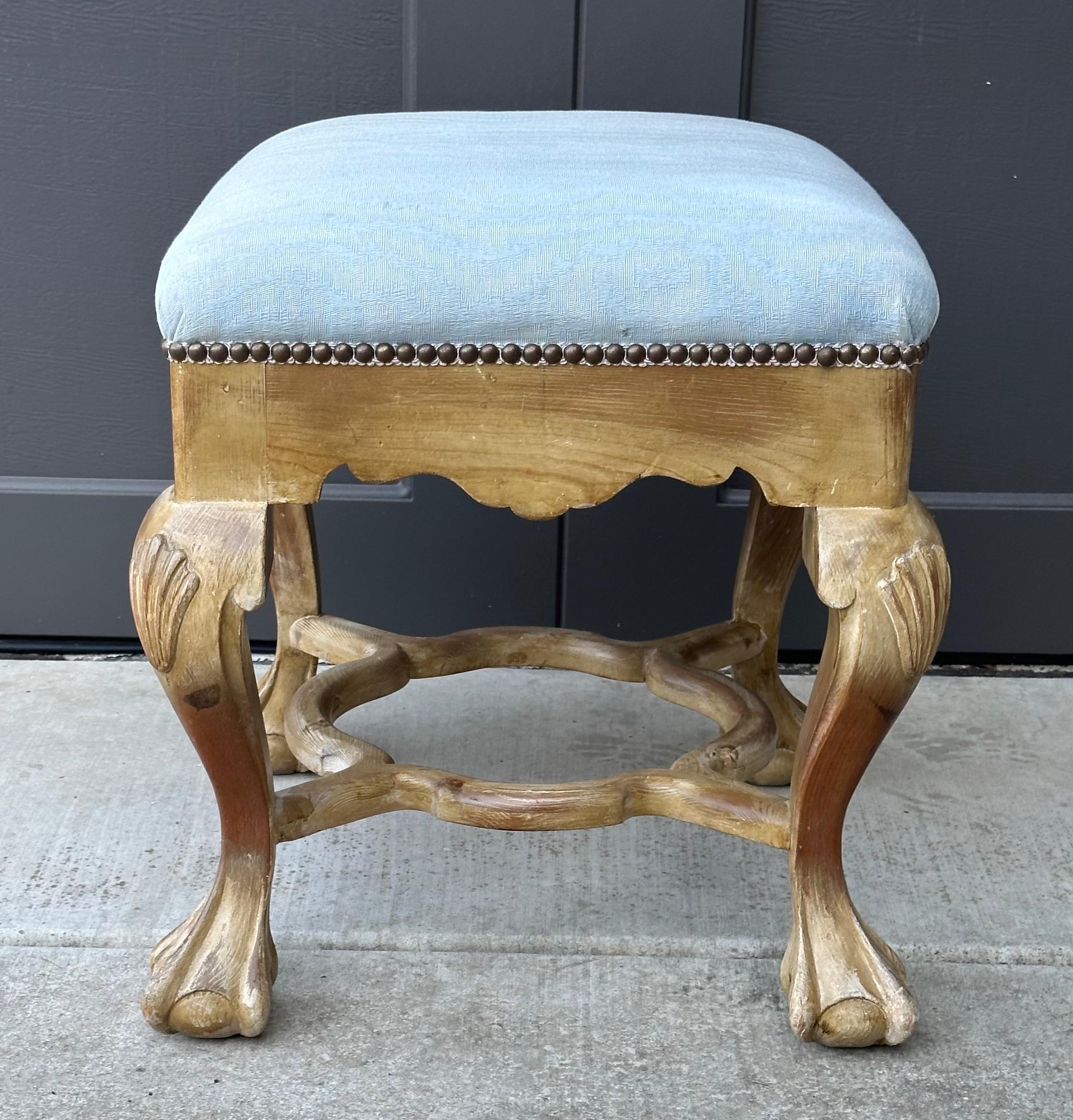 Pareja de pequeños otomanos Chippendale vintage con patas de garra de Sarreid de Valmazan en venta 3