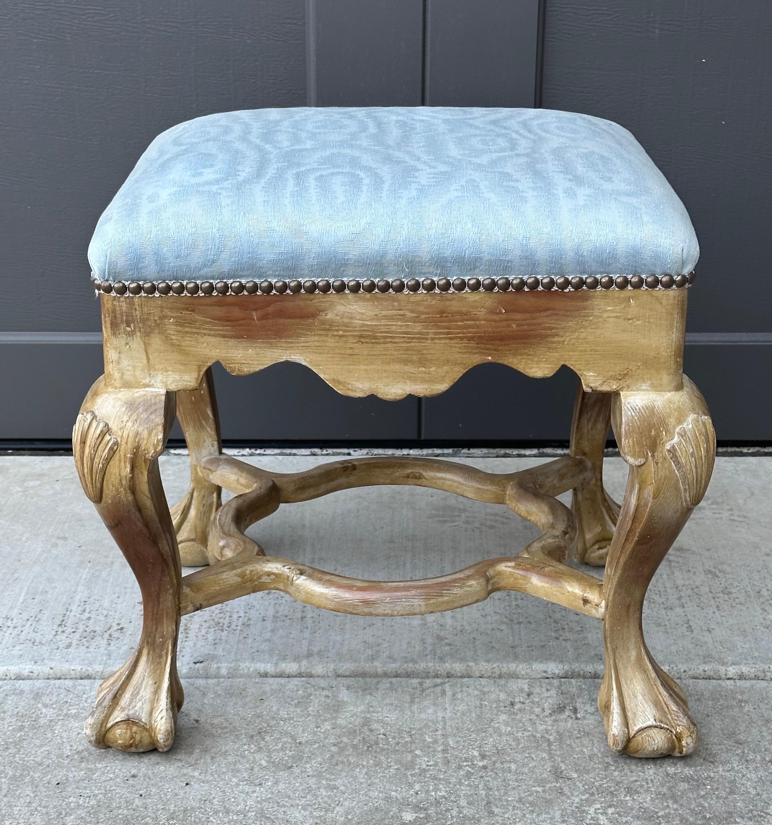 Pareja de pequeños otomanos Chippendale vintage con patas de garra de Sarreid de Valmazan en venta 4