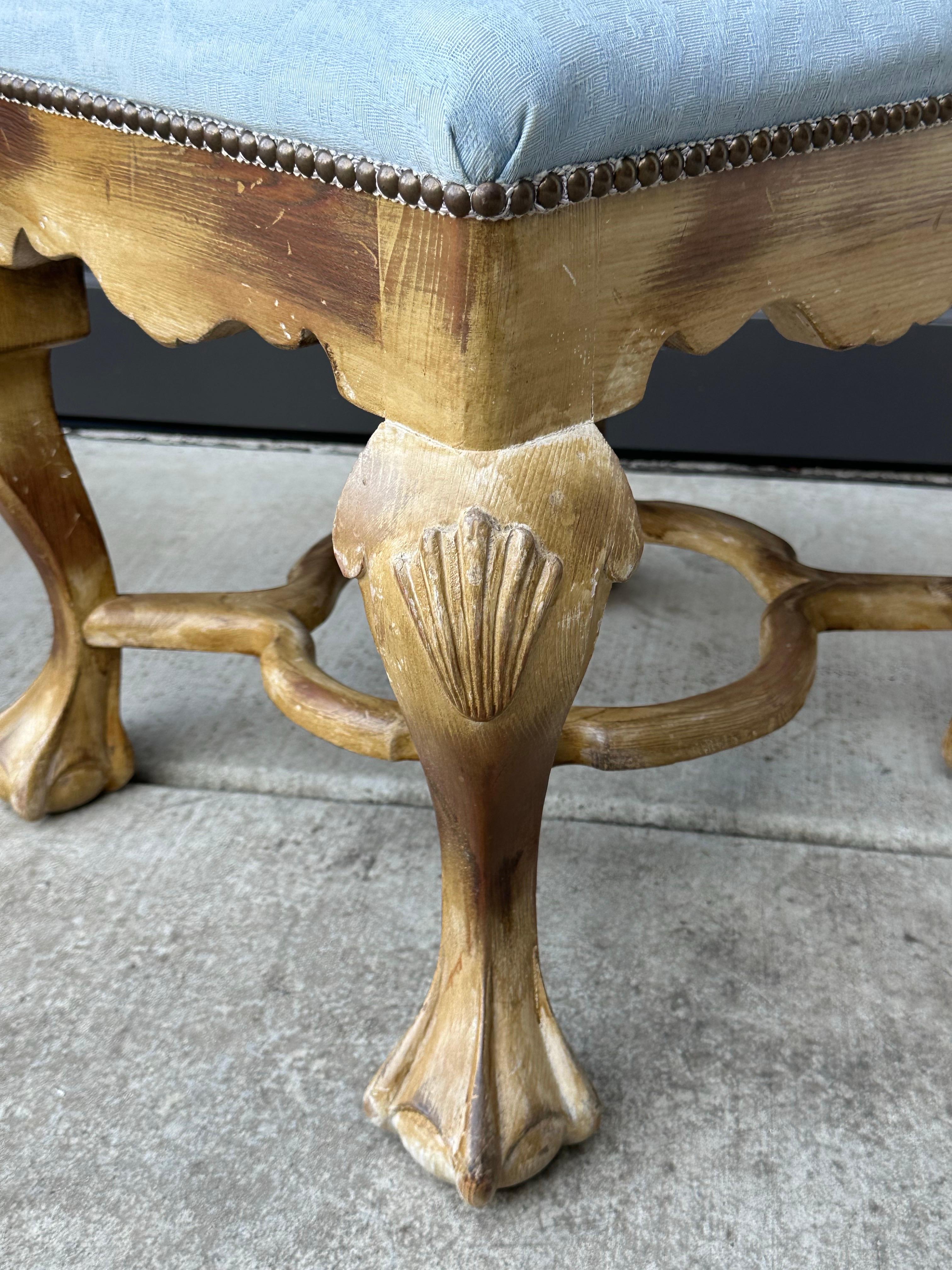 Pareja de pequeños otomanos Chippendale vintage con patas de garra de Sarreid de Valmazan en venta 5