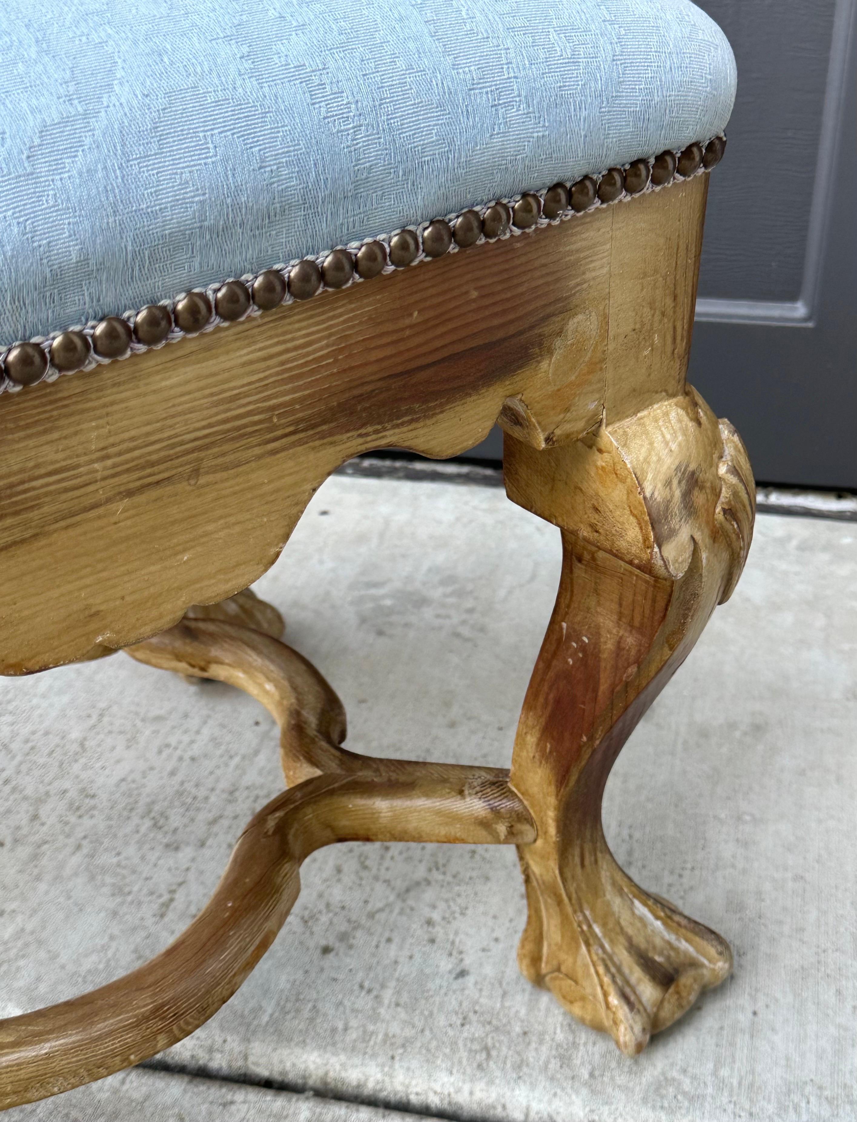 Pareja de pequeños otomanos Chippendale vintage con patas de garra de Sarreid de Valmazan en venta 6