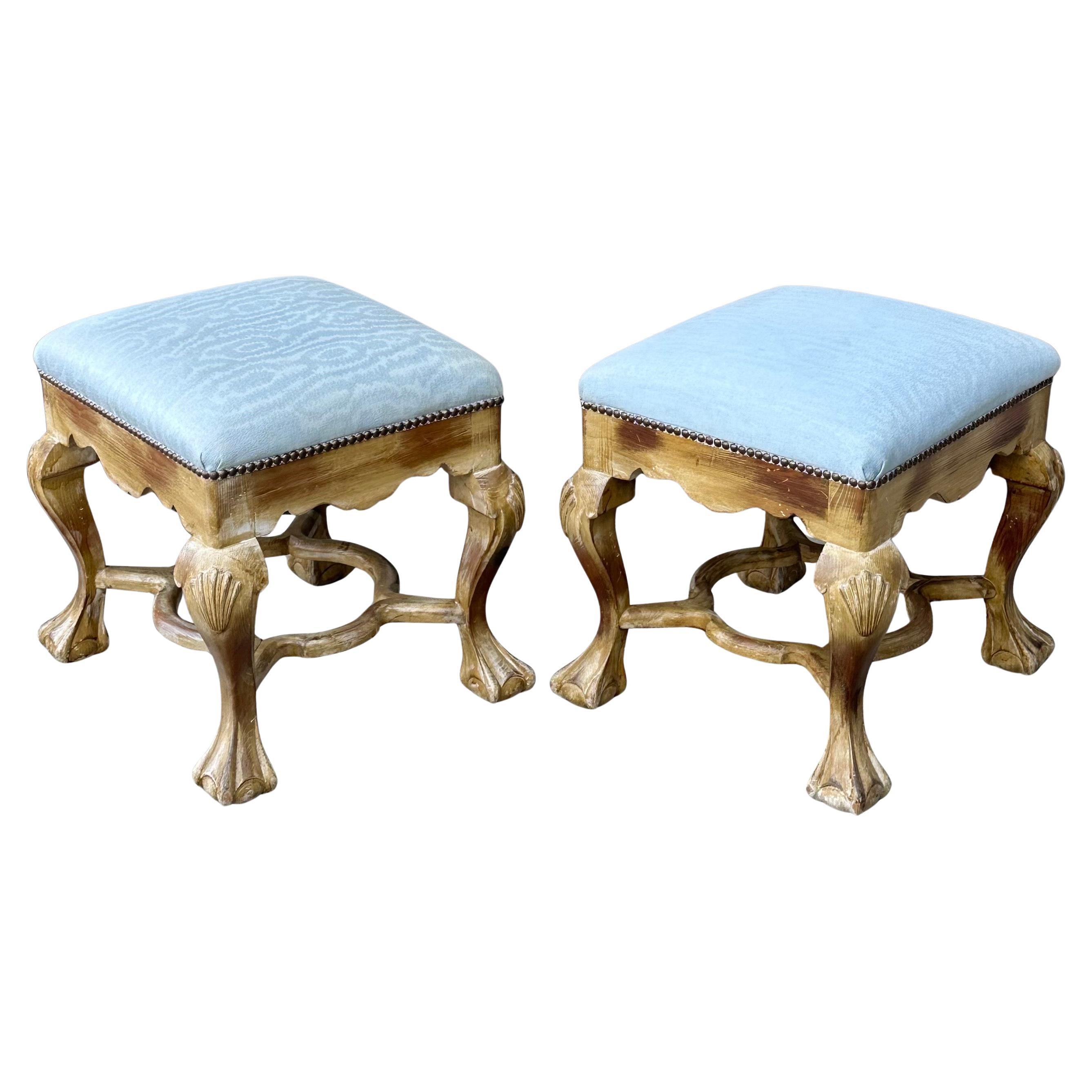 Pareja de pequeños otomanos Chippendale vintage con patas de garra de Sarreid de Valmazan en venta 10