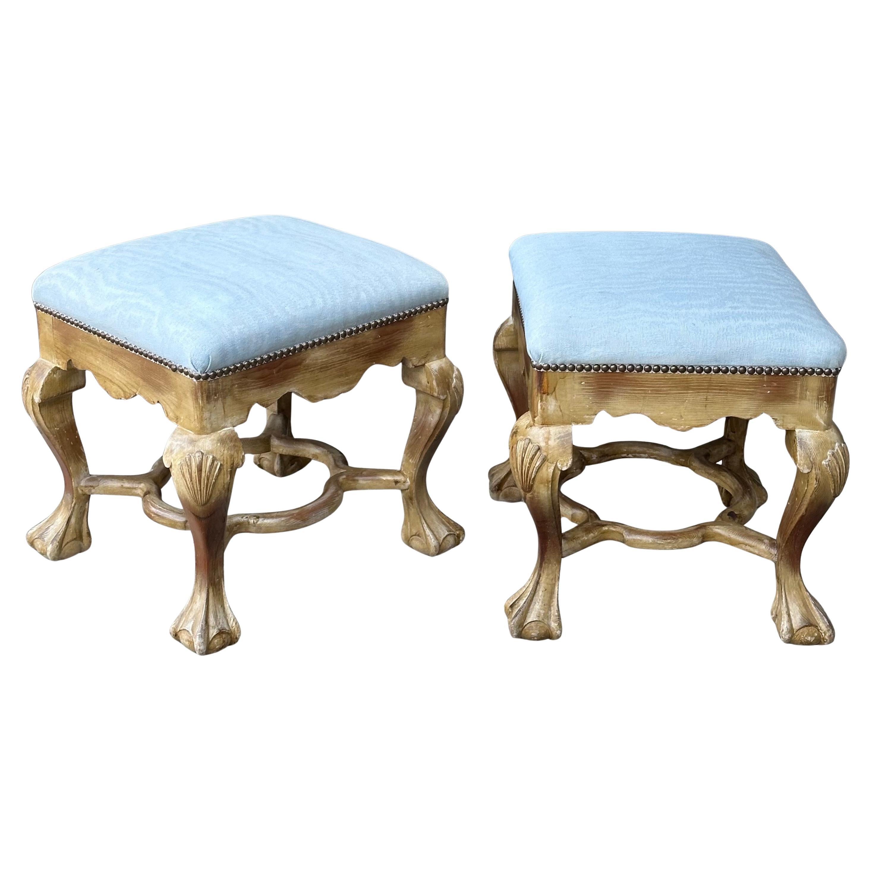 Bonito par de pequeños otomanos / bancos vintage de estilo Chippendale con patas de garra, de Sarreid de Valmazan, alrededor de la década de 1980. La pareja, fabricada en España, está en buen estado y mide 21