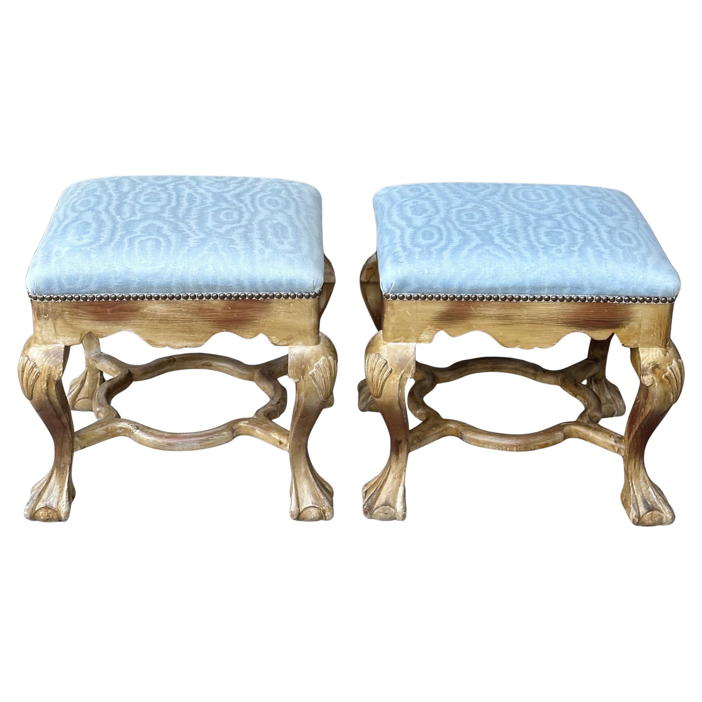 Pareja de pequeños otomanos Chippendale vintage con patas de garra de Sarreid de Valmazan Español en venta