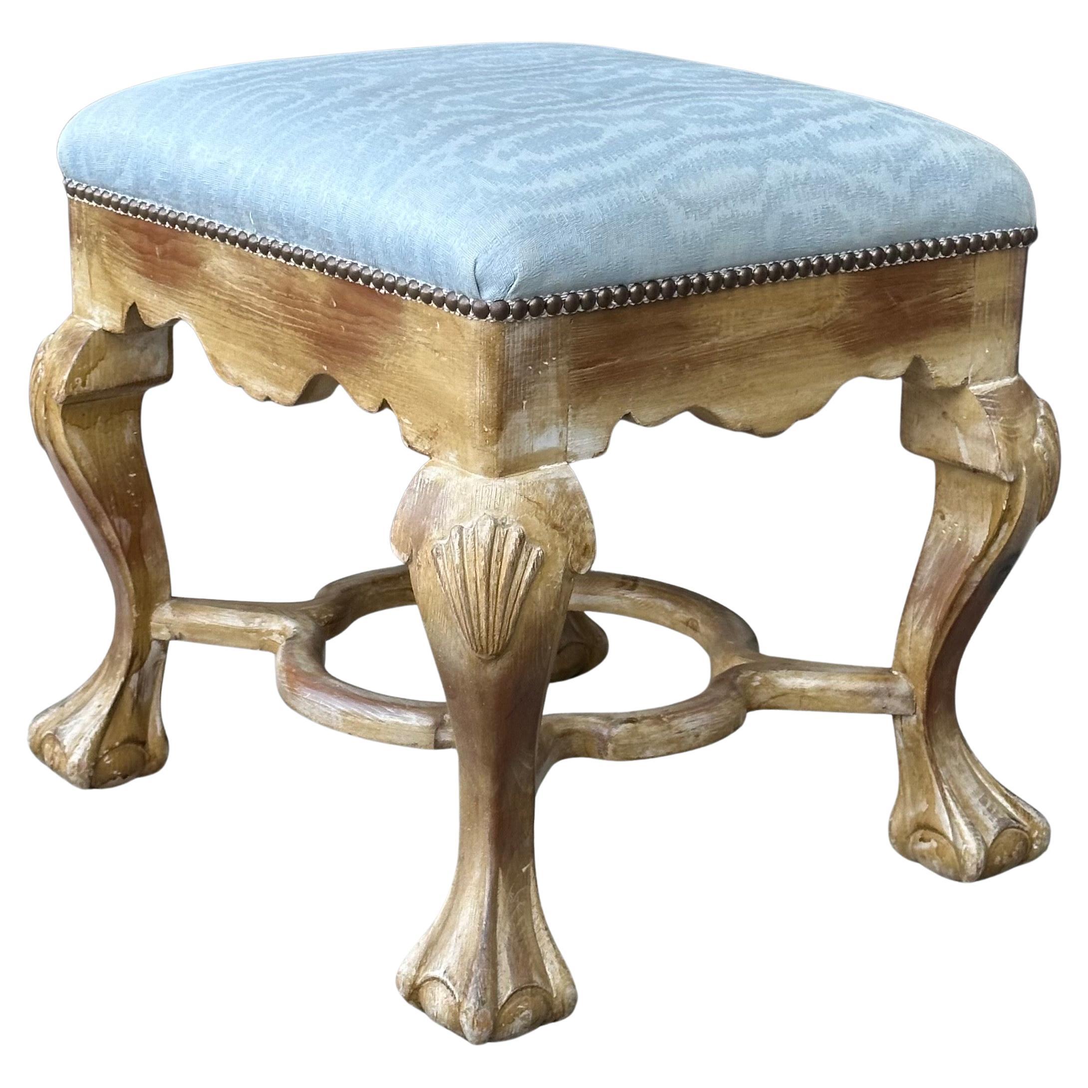 Pareja de pequeños otomanos Chippendale vintage con patas de garra de Sarreid de Valmazan en Bueno estado para la venta en San Diego, CA