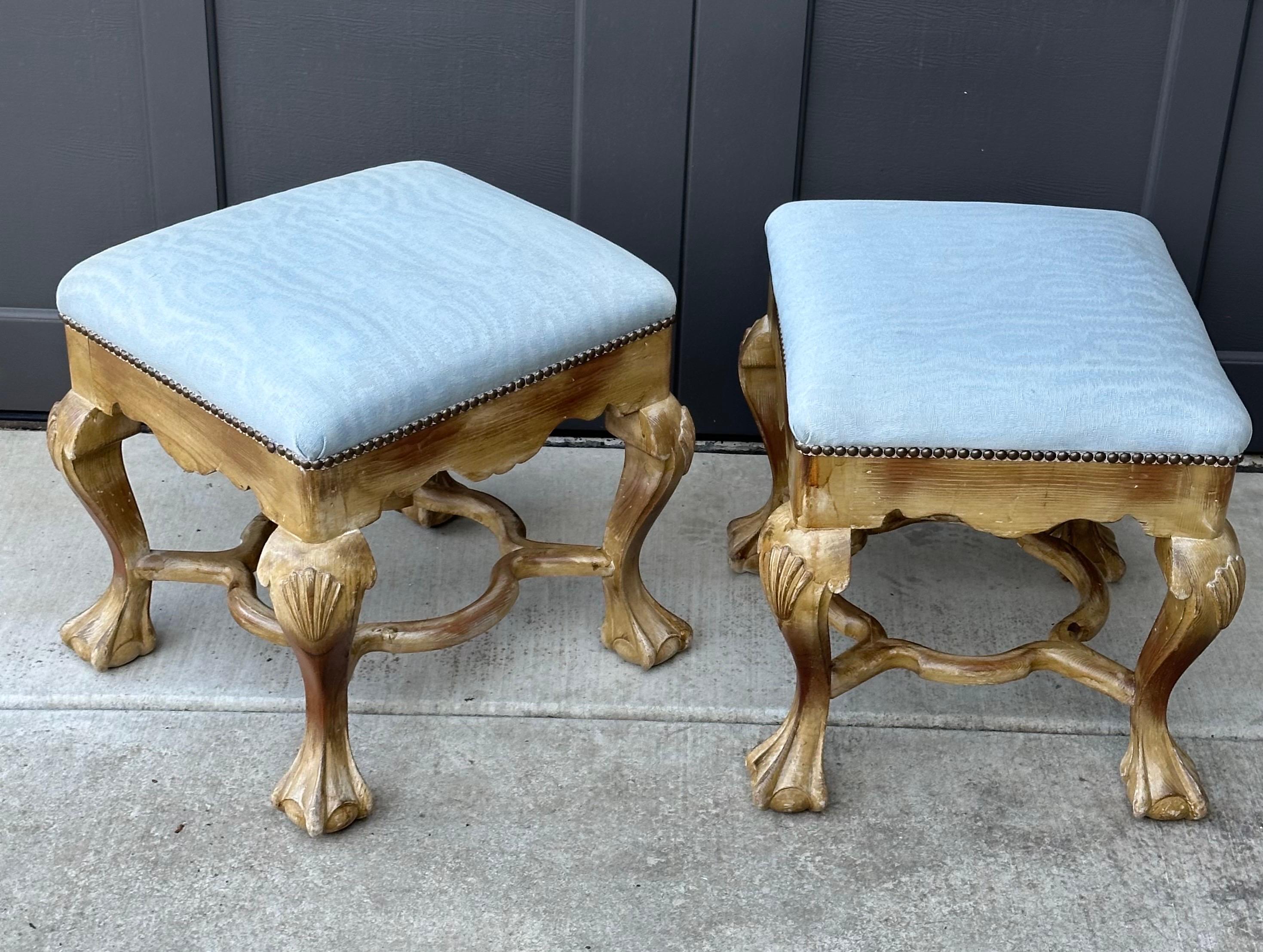 Pareja de pequeños otomanos Chippendale vintage con patas de garra de Sarreid de Valmazan siglo XX en venta