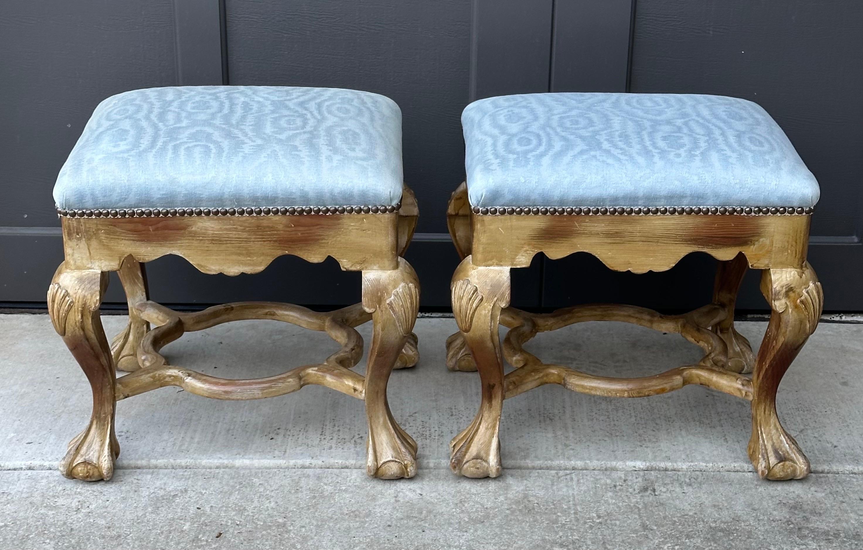 Pareja de pequeños otomanos Chippendale vintage con patas de garra de Sarreid de Valmazan Tapicería en venta