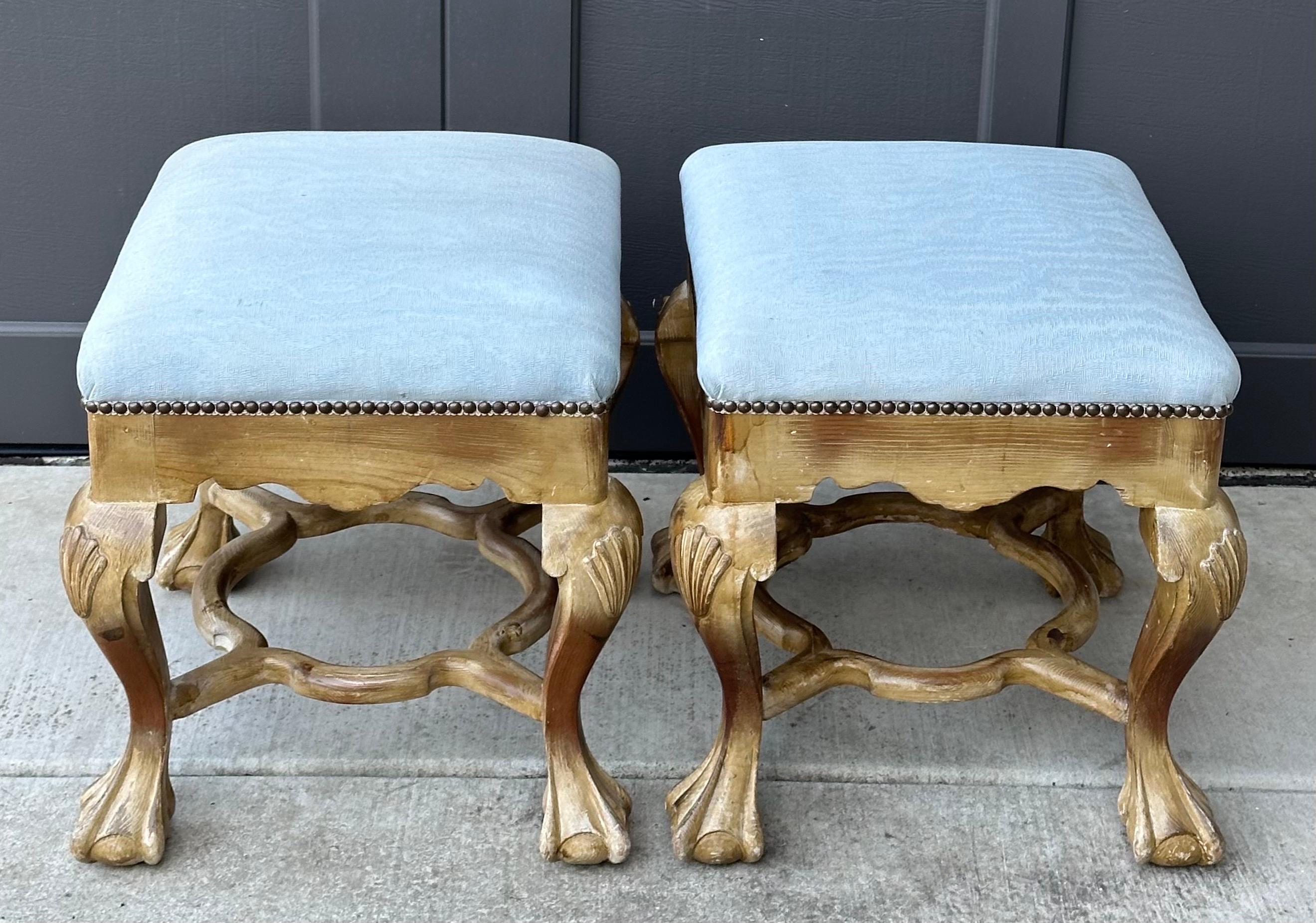 Pareja de pequeños otomanos Chippendale vintage con patas de garra de Sarreid de Valmazan en venta 1